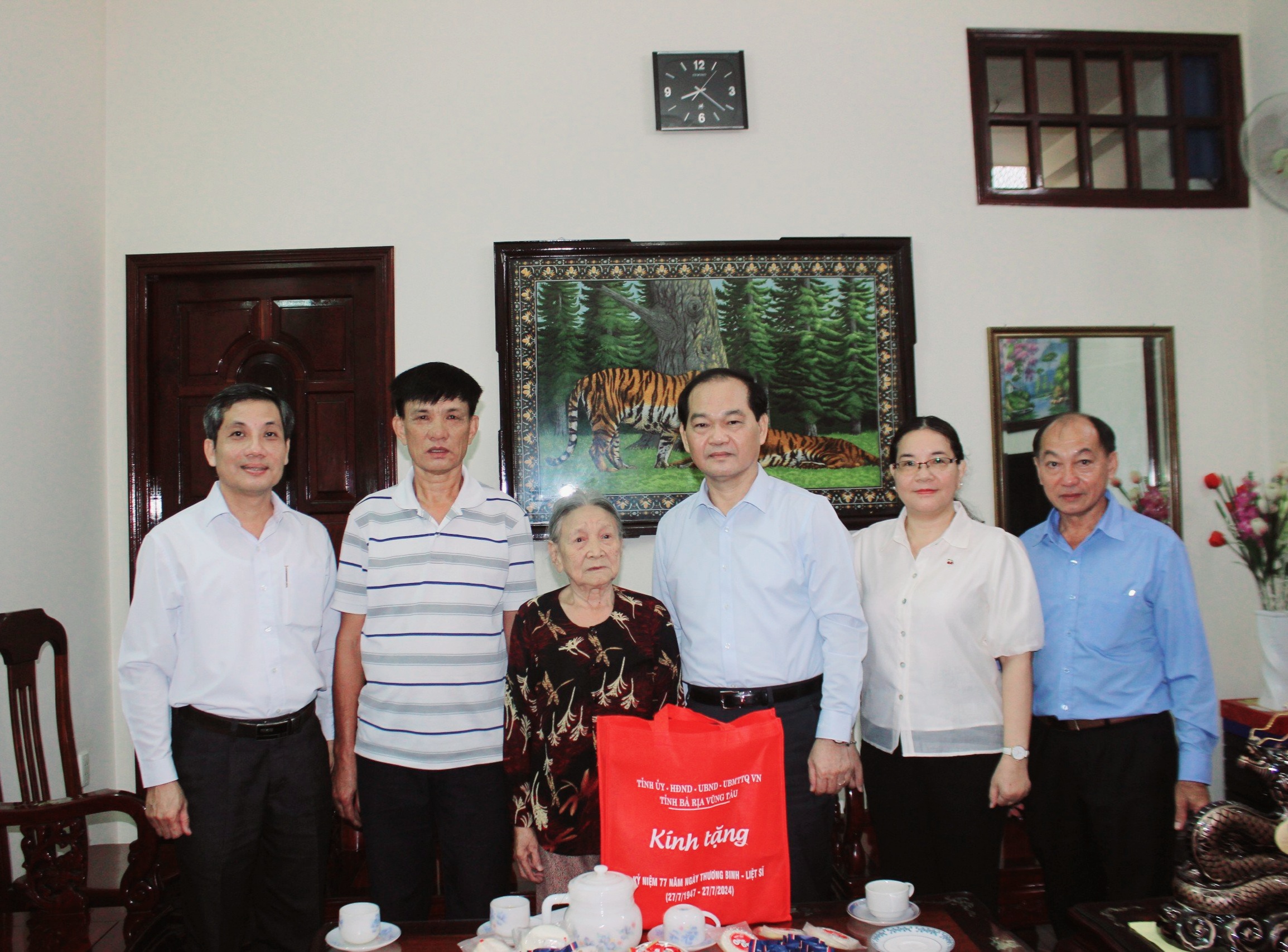 Ông Mai Ngọc Thuận, Ủy viên Ban Thường vụ Tỉnh ủy, Phó Chủ tịch HĐND tỉnh thăm, tặng quà gia đình bà Lưu Thị Mến (vợ Liệt sĩ, phường 7, TP.Vũng Tàu). Ảnh: KHÁNH CHI