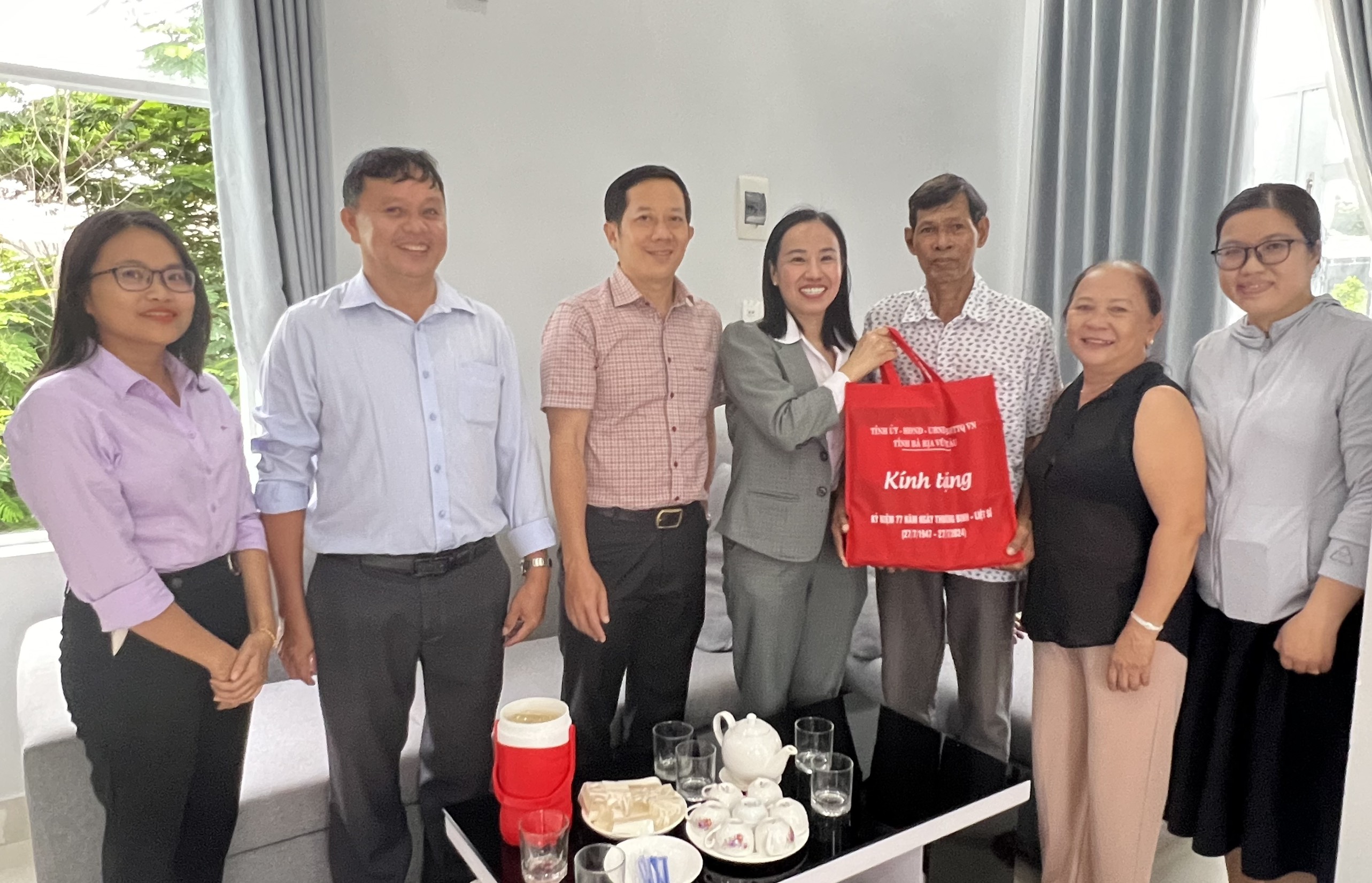  Bà Võ Ngọc Thanh Trúc, Phó Trưởng Ban Tổ chức Tỉnh ủy thăm, tặng quà ông Nguyễn Văn Quậy (xã Bình Châu, huyện Xuyên Mộc). Ảnh: TRÚC GIANG