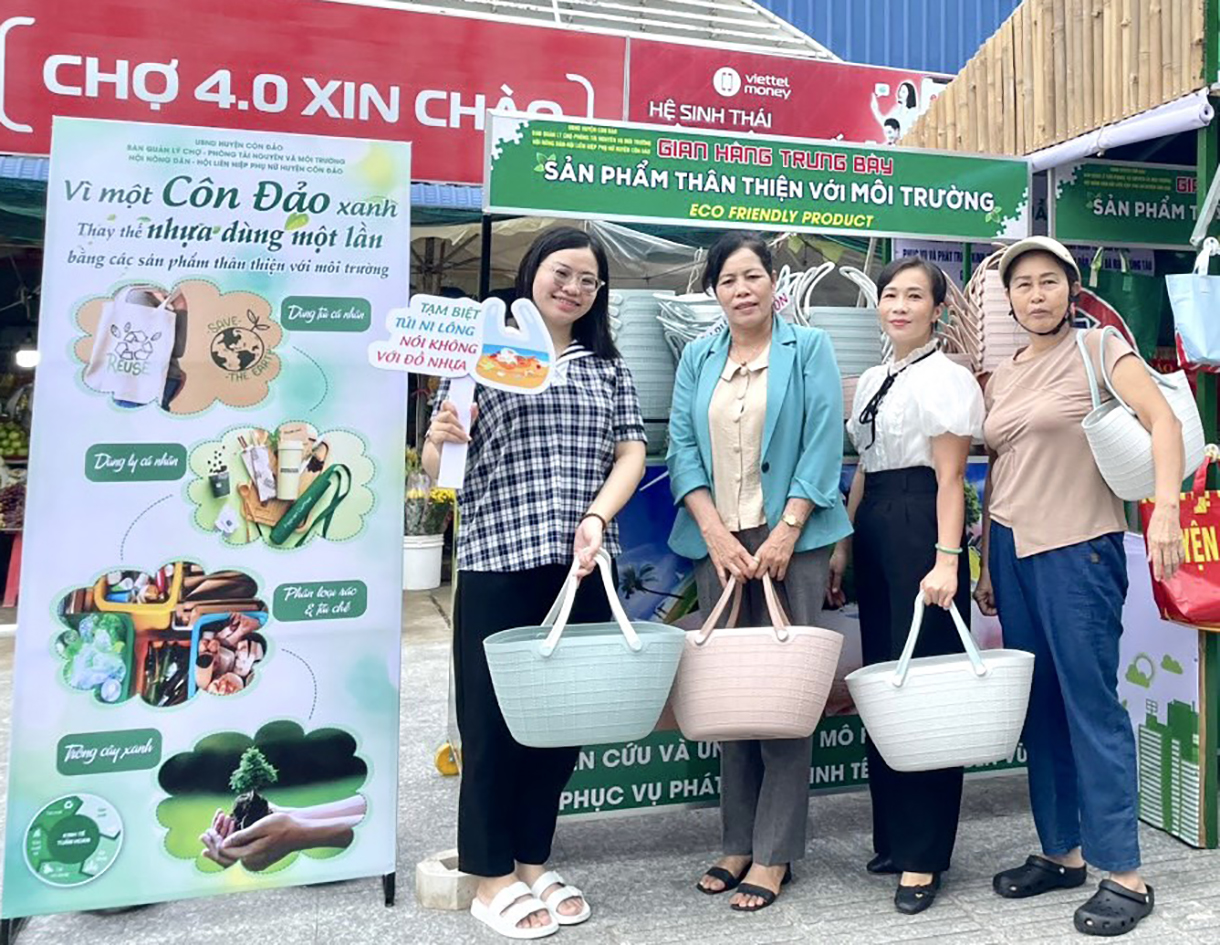 Người dân Côn Đảo tham quan, chụp ảnh cùng sản phẩm nhựa tái chế.