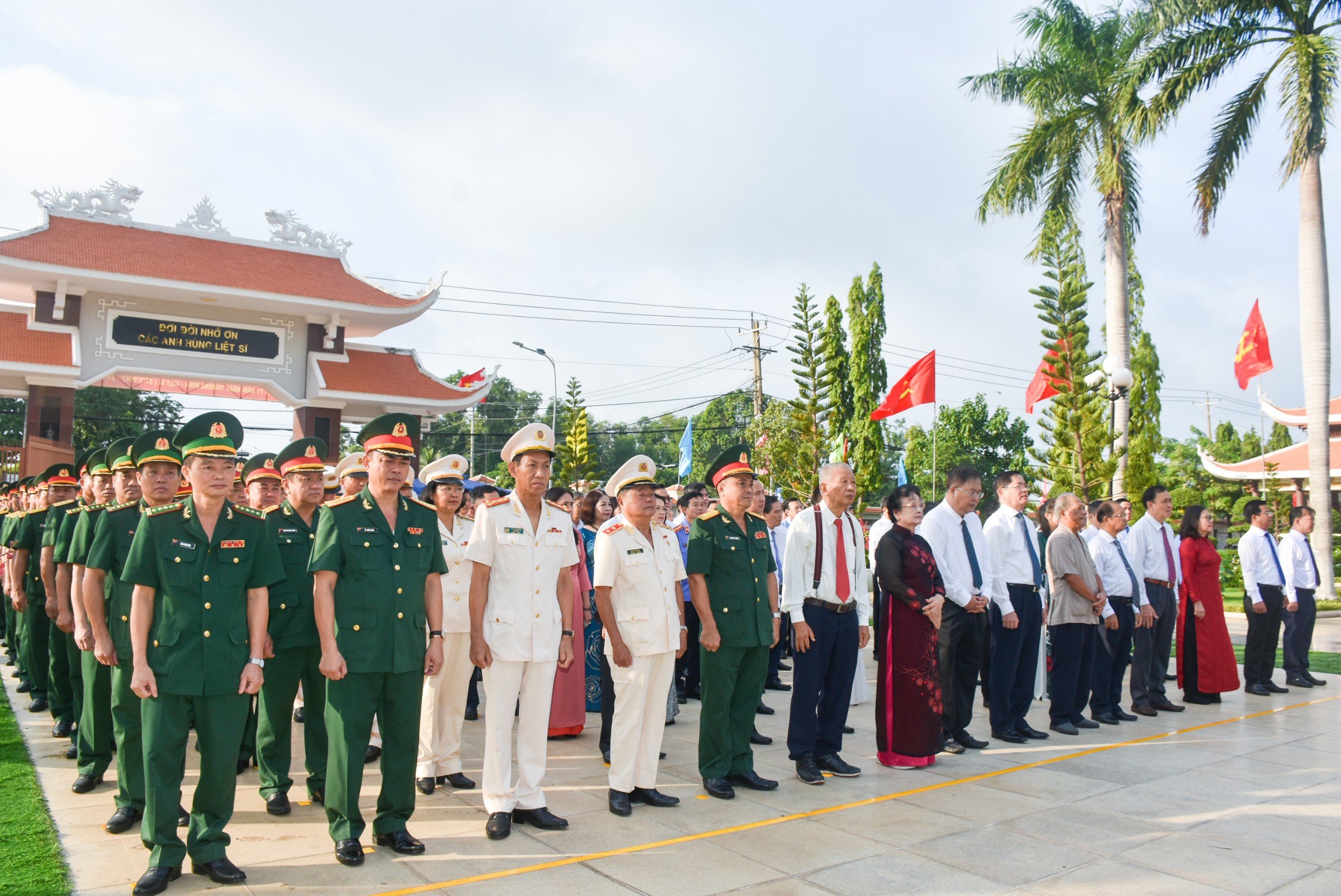 Đại biểu tham dự lễ viếng tại Nghĩa trang liệt sĩ tỉnh.
