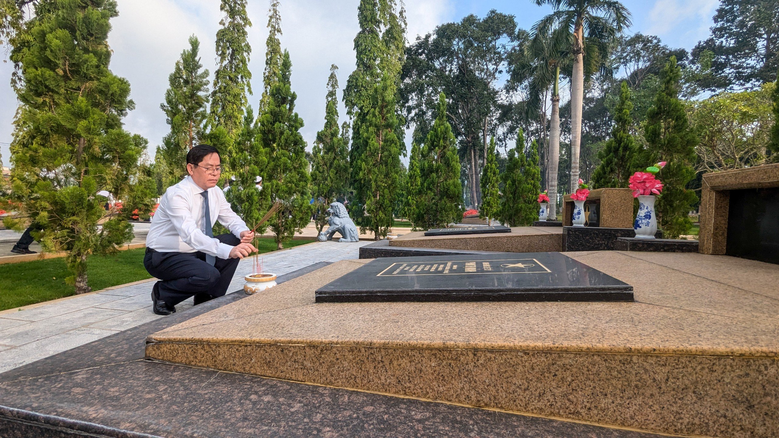 Ông Phạm Viết Thanh, Ủy viên Trung ương Đảng, Bí thư Tỉnh ủy, Chủ tịch HĐND tỉnh dâng hương tại các phần mộ liệt sĩ.