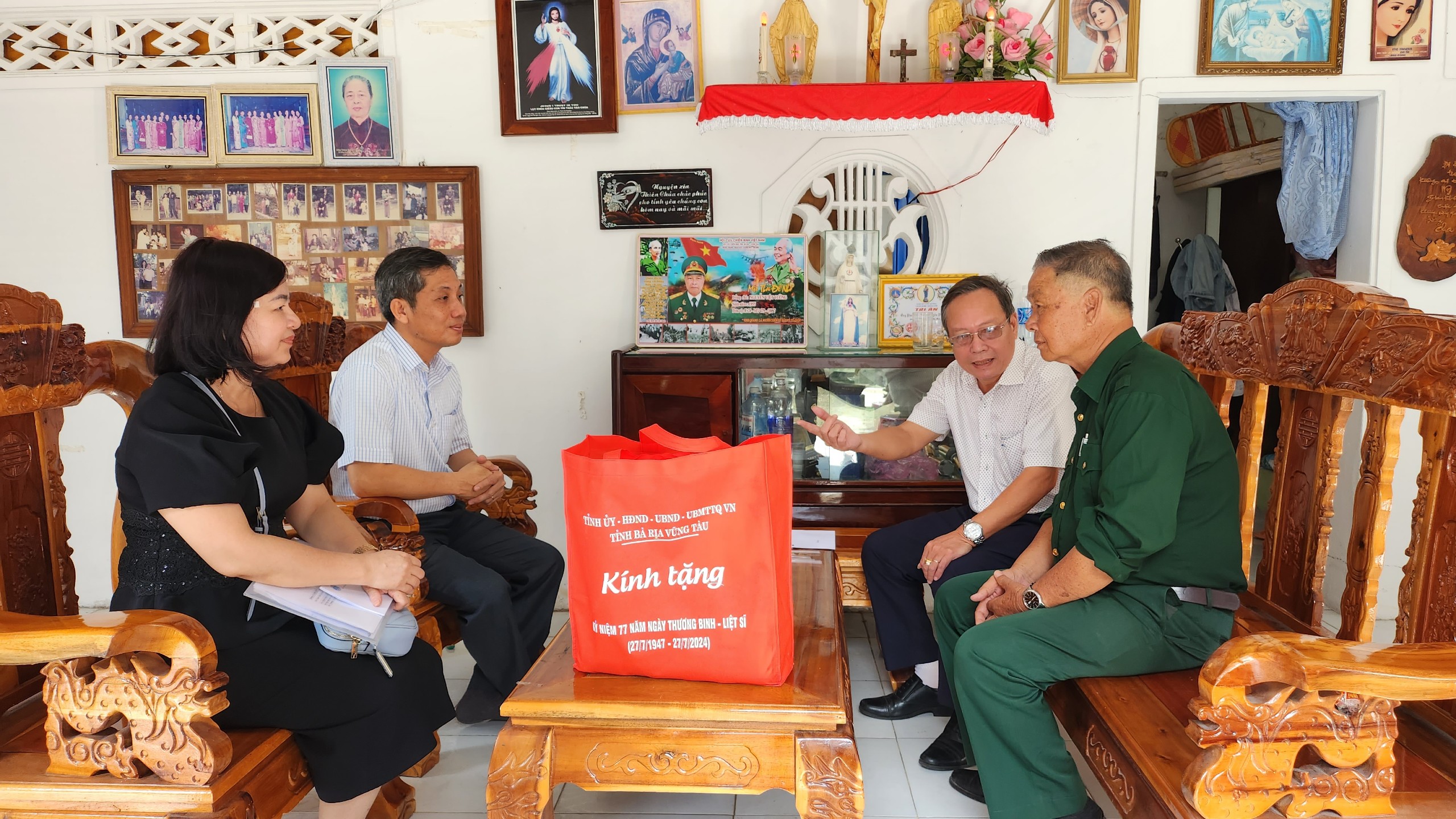 Đoàn do ông Huỳnh Bách Chiến, Phó Trưởng Ban tổ chức Tỉnh ủy làm Trưởng Đoàn đã đến thăm, tặng quà gia đình chính sách, người có công với cách mạng sinh sống trên địa bàn TP.Bà Rịa