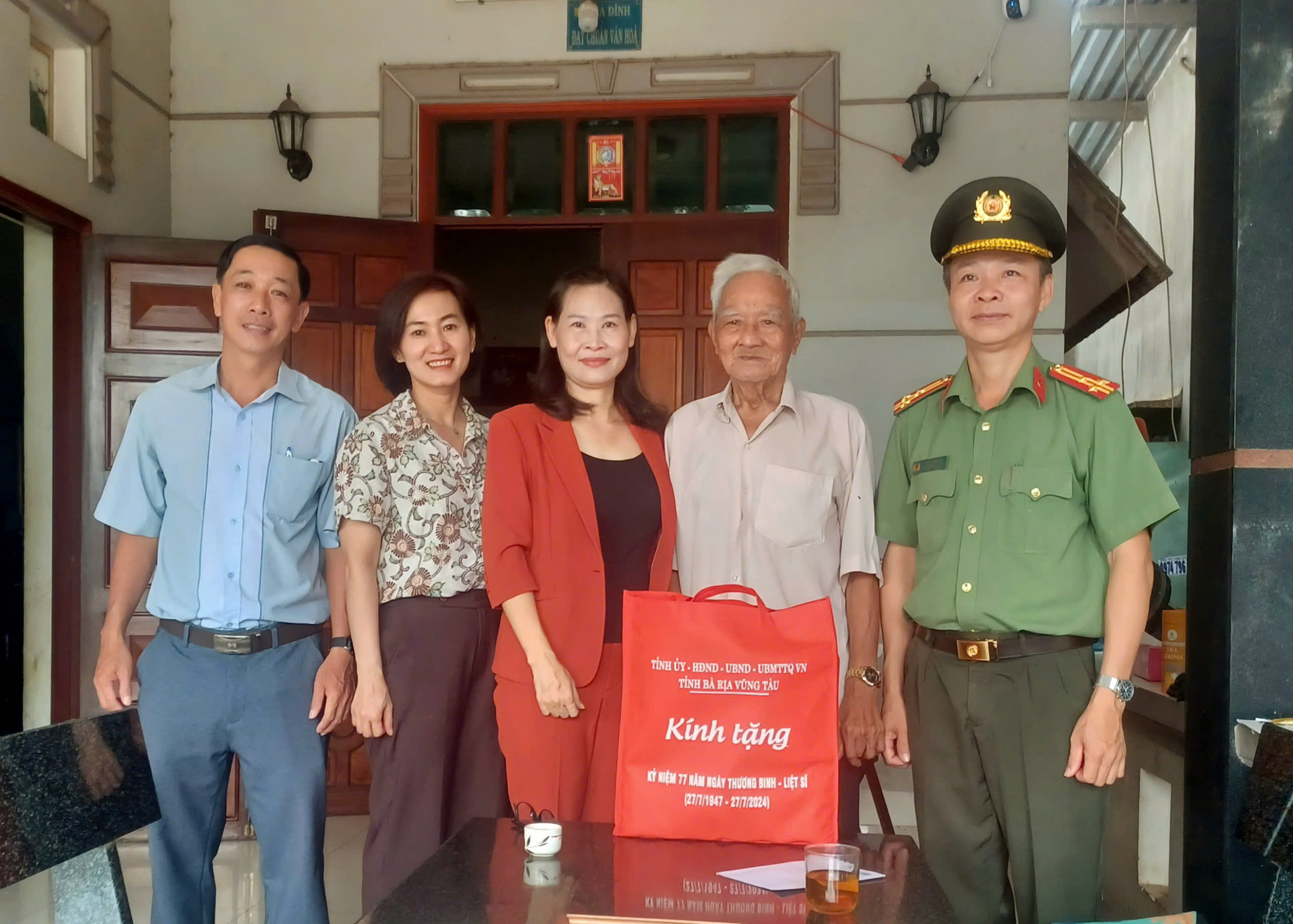 Đoàn Tỉnh ủy, HĐND, UBND, UBMTTQ Việt Nam tỉnh do bà Lê Thị Kim Thu, Chủ tịch Hội LHPN tỉnh, Phó đoàn đã đến thăm, tặng quà ông Nguyễn Minh Sơn, thương binh 4/4 (TT. Đất Đỏ, huyện Đất Đỏ). Ảnh: ĐÔNG HIẾU