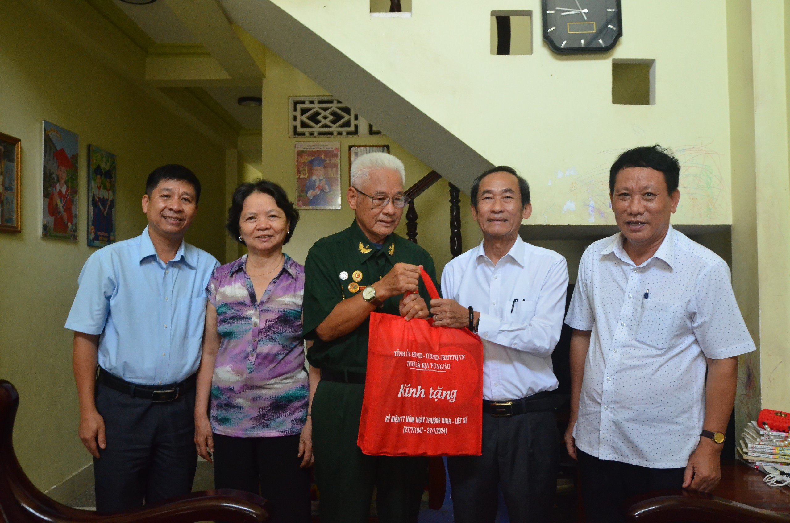 Ông Trương Thanh Phong, Giám đốc Sở Nội vụ tặng quà tri ân ông Trần Đăng Minh, thương binh hạng 1/4 (2/19, Lương Văn Can, phường 2, TP.Vũng Tàu).