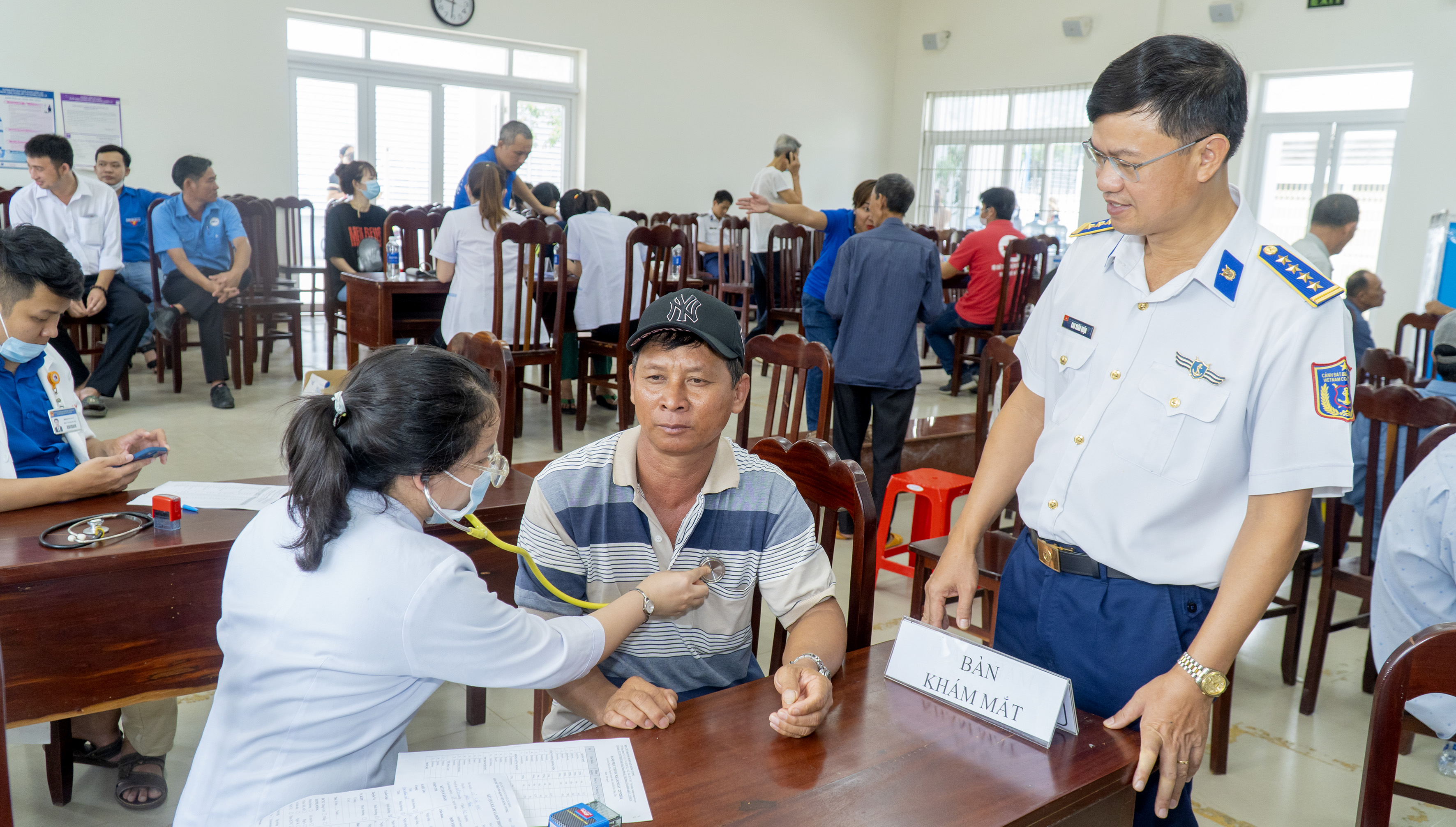 BTL Vùng CSB 3 phối hợp với Bệnh viện Hùng Vương tổ chức  thăm, khám, cấp thuốc miễn phí cho các gia đình chính sách,  người dân có hoàn cảnh khó khăn trên địa bàn huyện Xuyên Mộc.