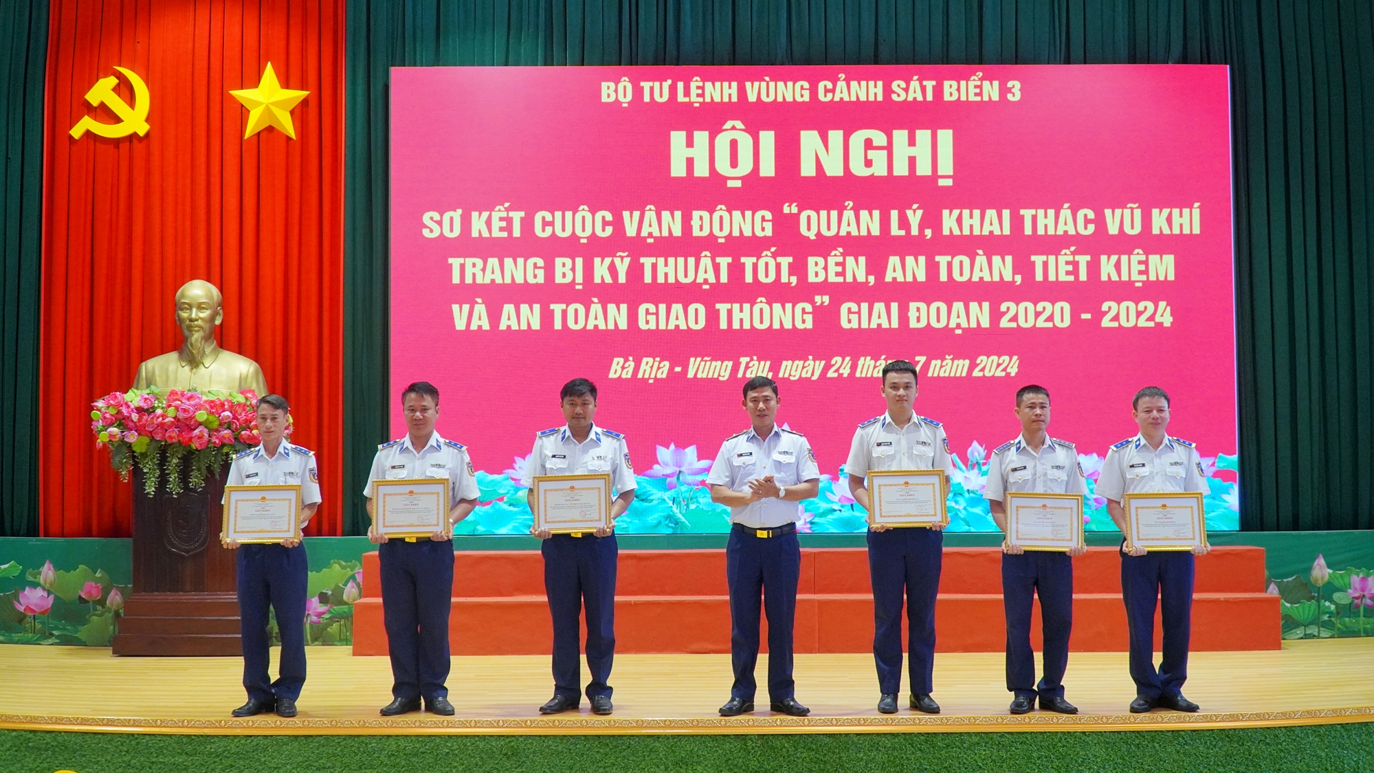 Thiếu tướng Ngô Bình Minh, Tư lệnh Vùng Cảnh sát biển khen thưởng các tập thể vì đã có thành tích xuất sắc trong phong trào thi đua thực hiện Cuộc vận động.