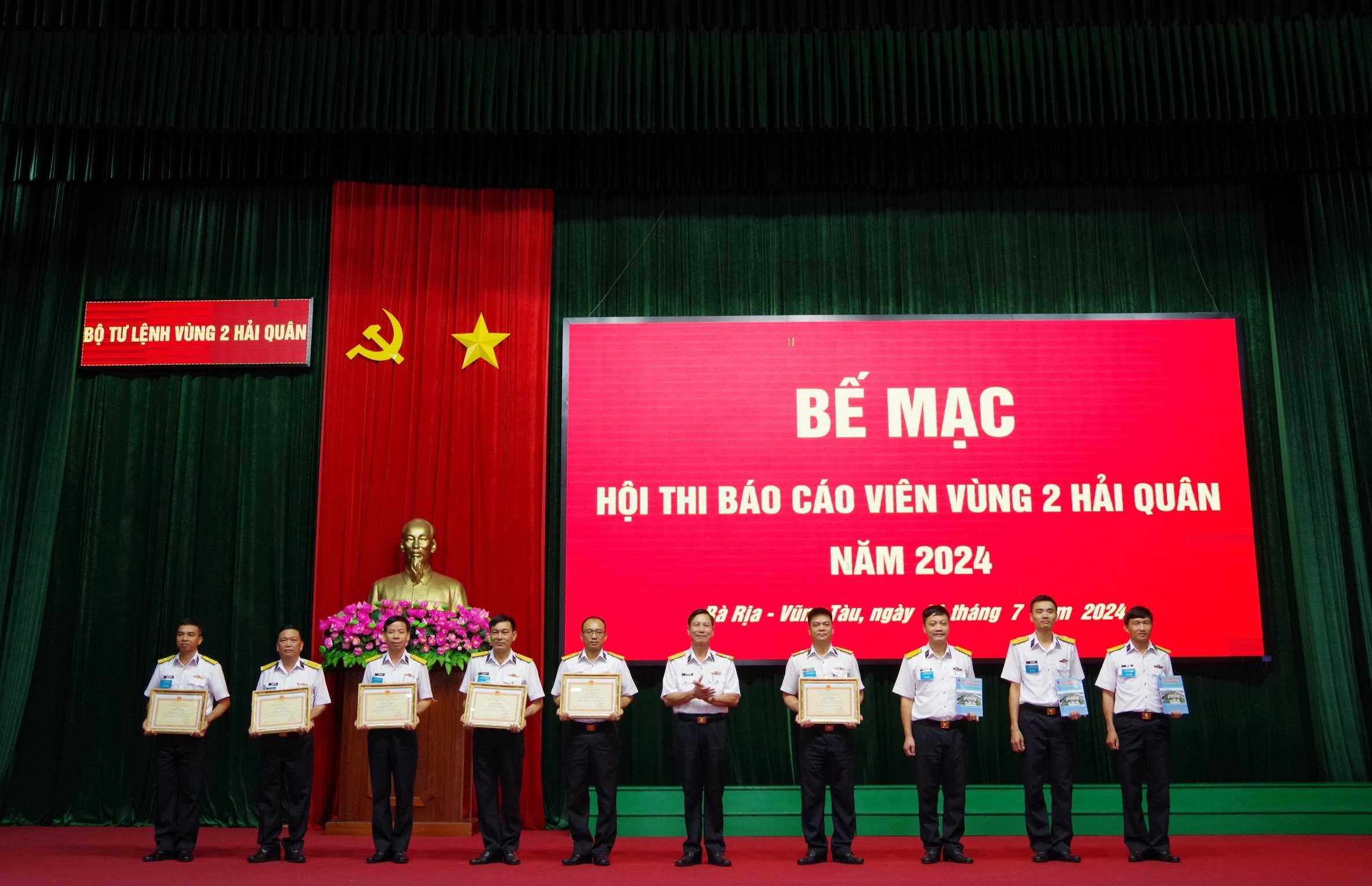 Thủ trưởng Vùng 2 Hải quân trao giải cho các thí sinh đạt giải.