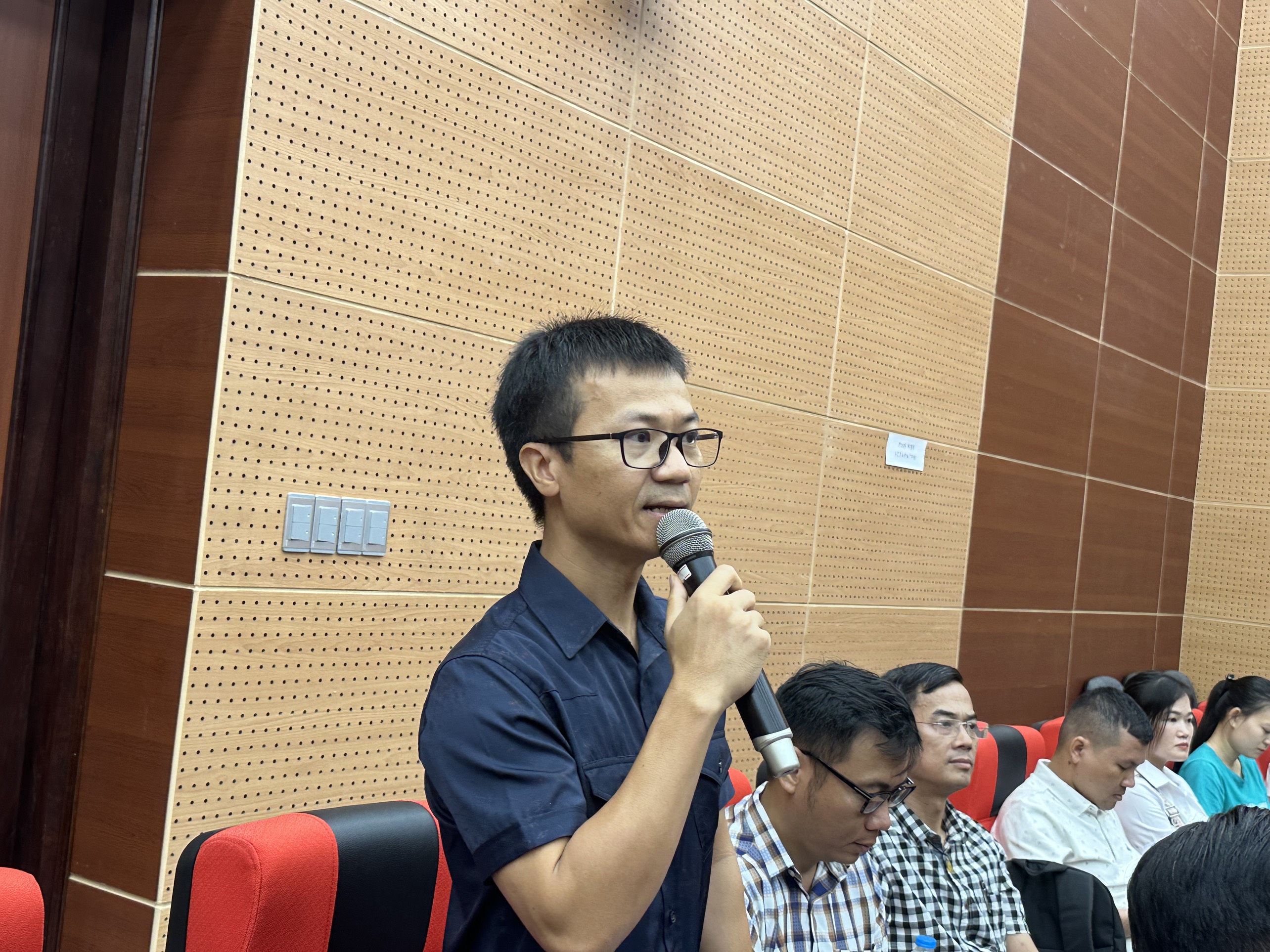  Đại diện DN phát biểu ý kiến tại hội nghị.