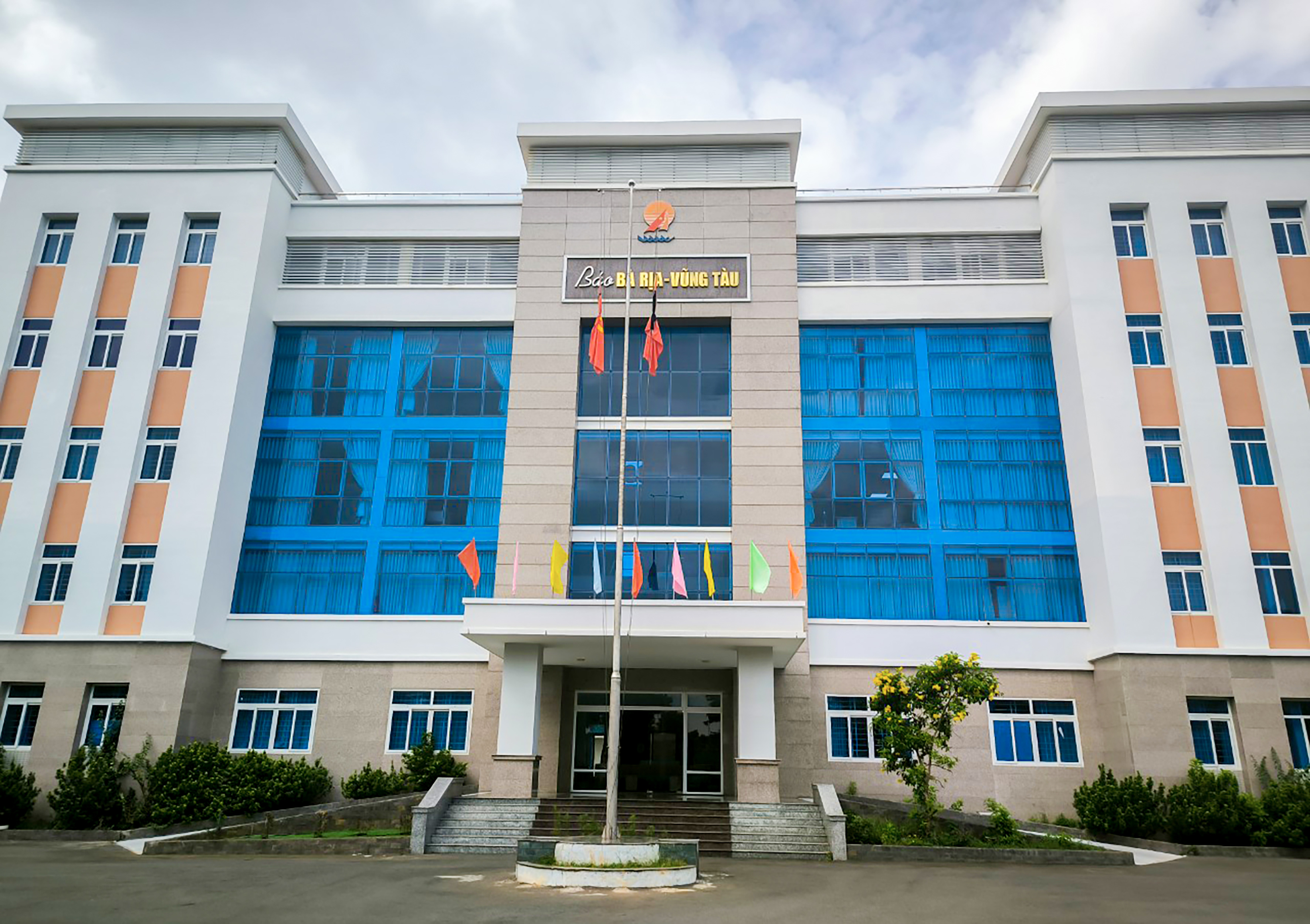 Cờ rủ được trang trọng treo lên trong khuôn viên trụ sở Báo Bà Rịa-Vũng Tàu (68 Trường Chinh, phường Phước Trung, TP.Bà Rịa).