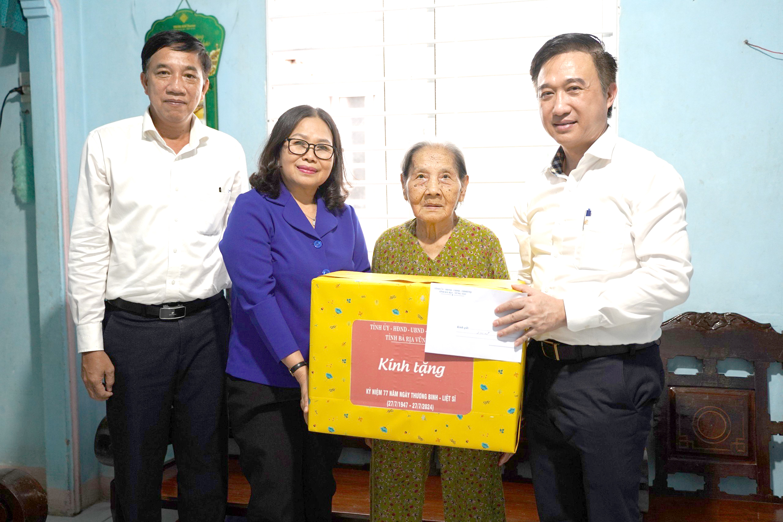 Bà Nguyễn Thị Yến, Phó Bí thư Thường trực Tỉnh ủy, Trưởng Đoàn ĐBQH tỉnh; ông Đặng Minh Thông, Phó Chủ tịch UBND tỉnh trao quà cho gia đình bà Dương Thị Dễ chiều 22/7. Ảnh: MẠNH CƯỜNG