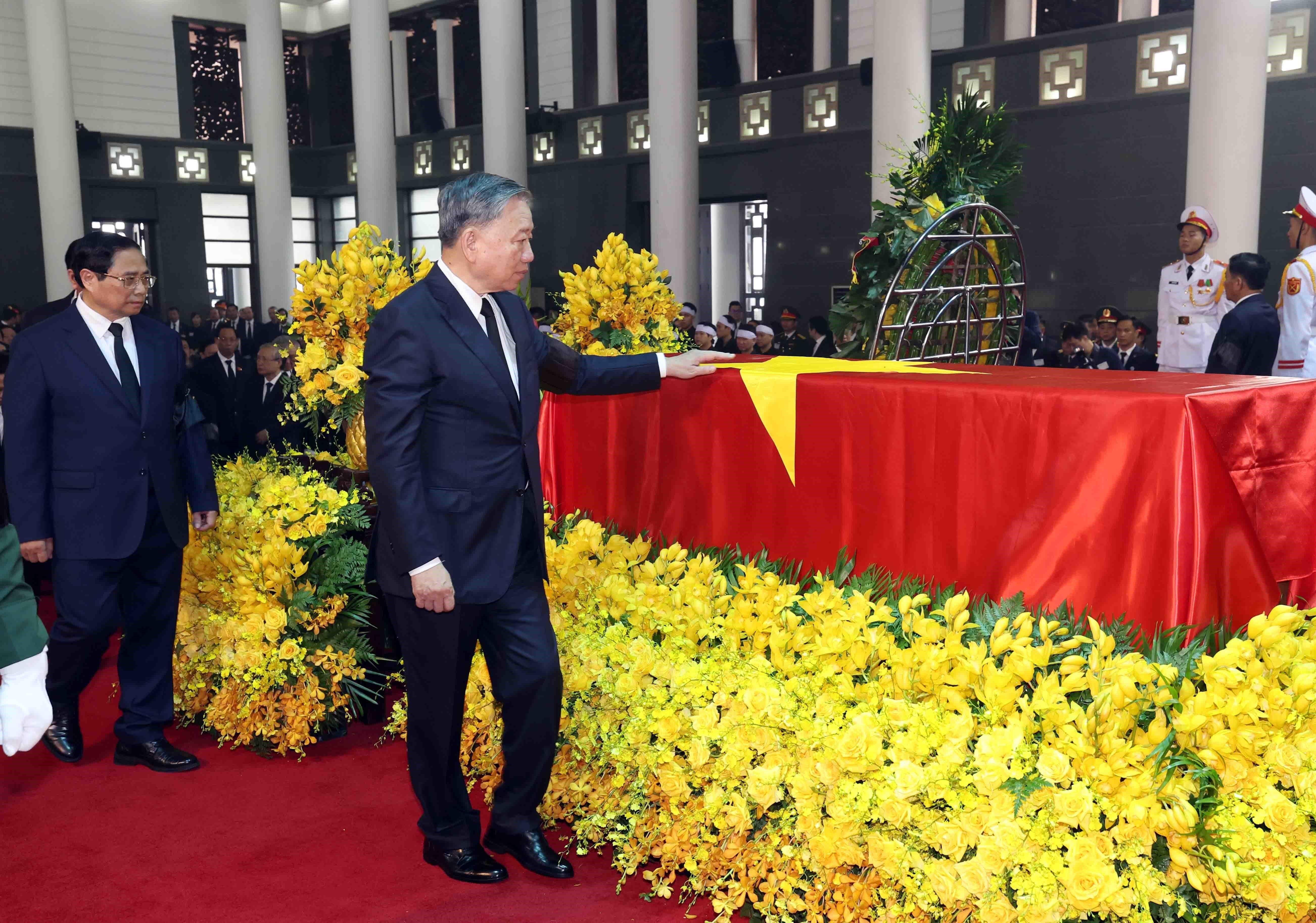 Đoàn Ban Chấp hành Trung ương Đảng Cộng sản Việt Nam do Chủ tịch nước Tô Lâm làm Trưởng đoàn vào viếng Tổng Bí thư Nguyễn Phú Trọng.  Ảnh: TTXVN