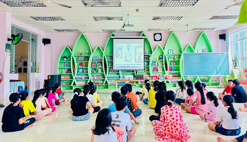 Các em thiếu nhi xem phim tư liệu “Tổng Bí thư Nguyễn Phú Trọng - Người học trò xuất sắc, khiêm nhường, giản dị” tại Thư viện tỉnh ngày 23/7.