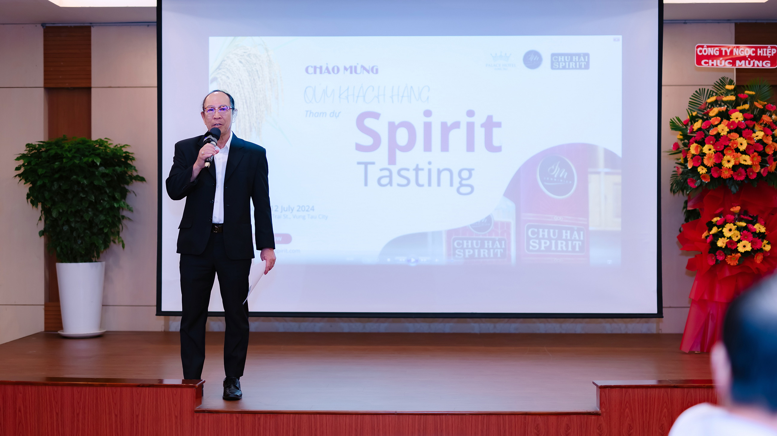 Ông Nguyễn Văn Đức trong buổi giới thiệu sản phẩm rượu Chu Hải Spirit. Ảnh: TÍ HON Media