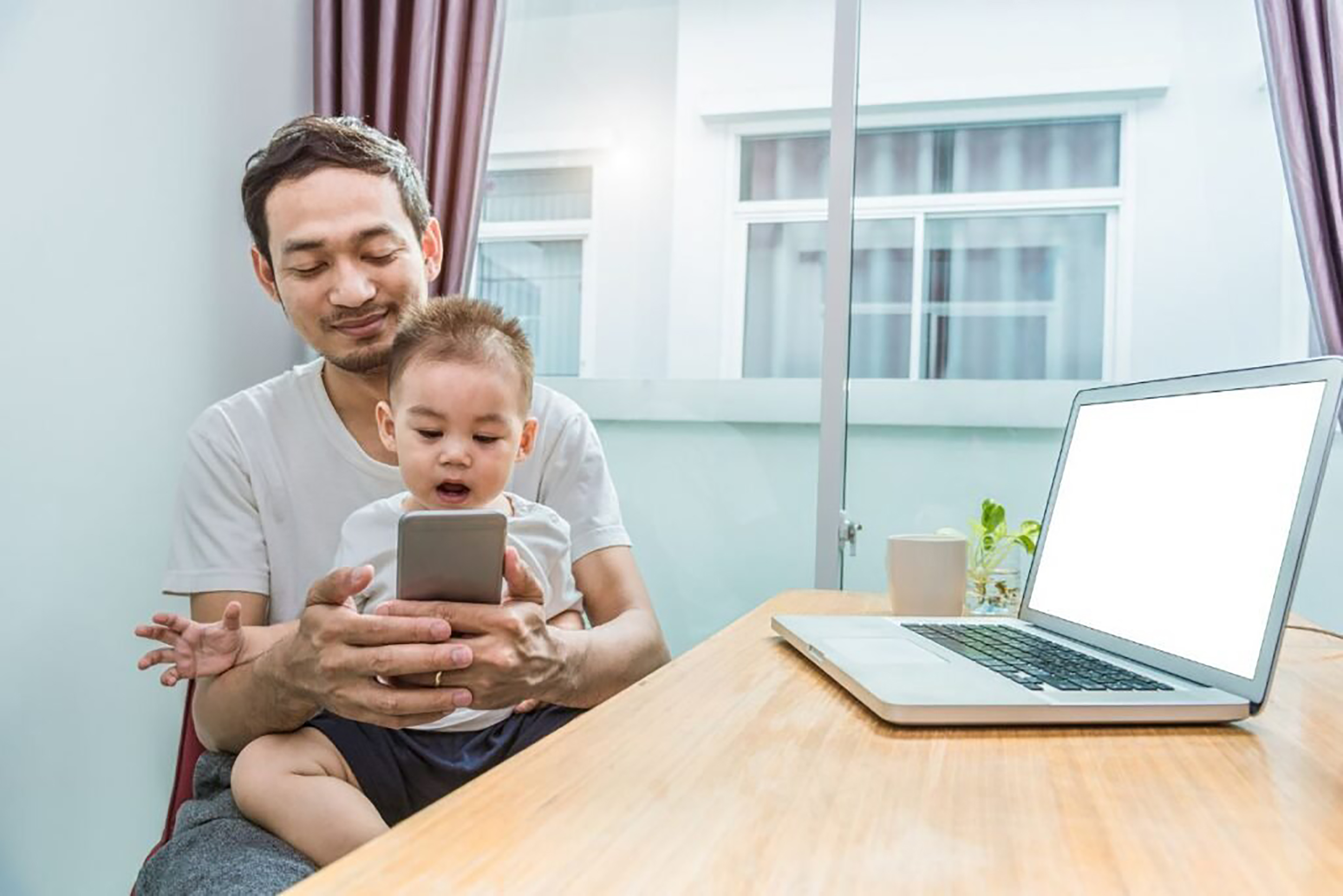 Cha mẹ cần kiểm soát việc sử dụng điện thoại của con. Ảnh minh họa