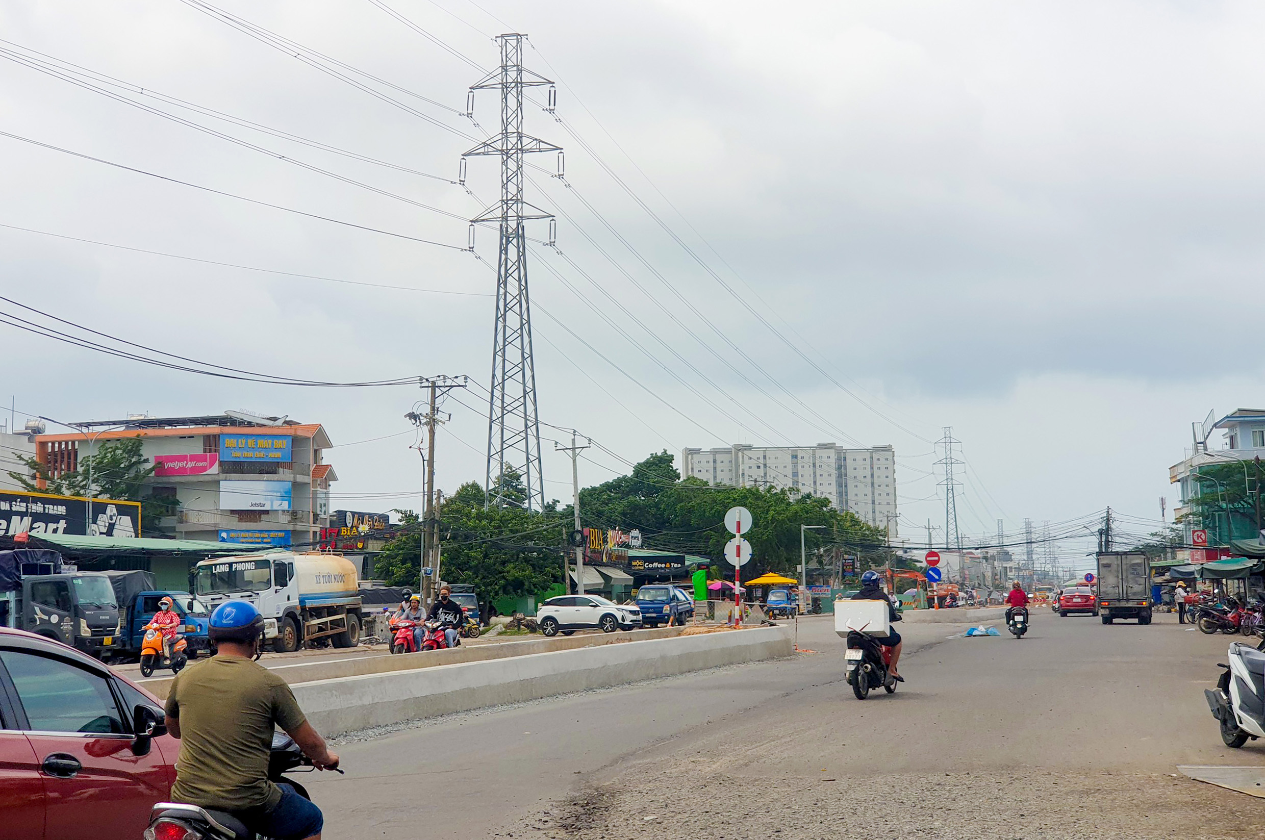 Các trụ điện cao thế 110KV trên công trình thi công dự án nâng cấp, cải tạo đường Bình Giã (phường 10, TP.Vũng Tàu).
