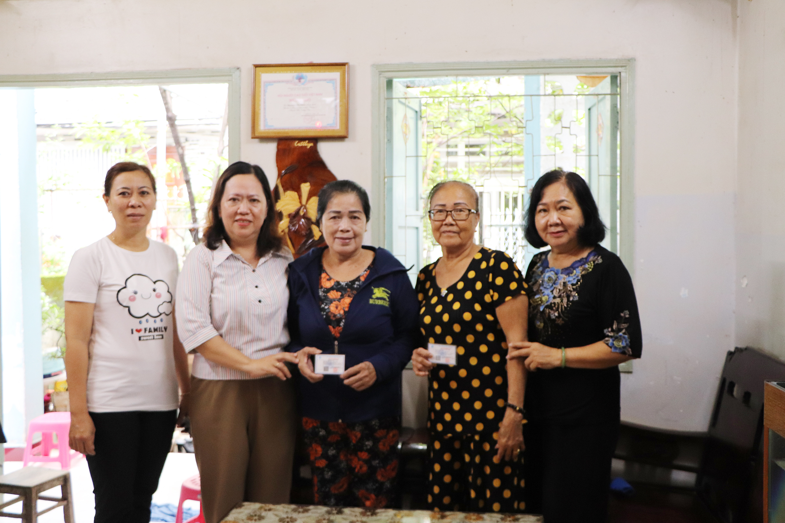 Đại diện UBMTTQ phường 3 trao thẻ BHYT đến người khó khăn.