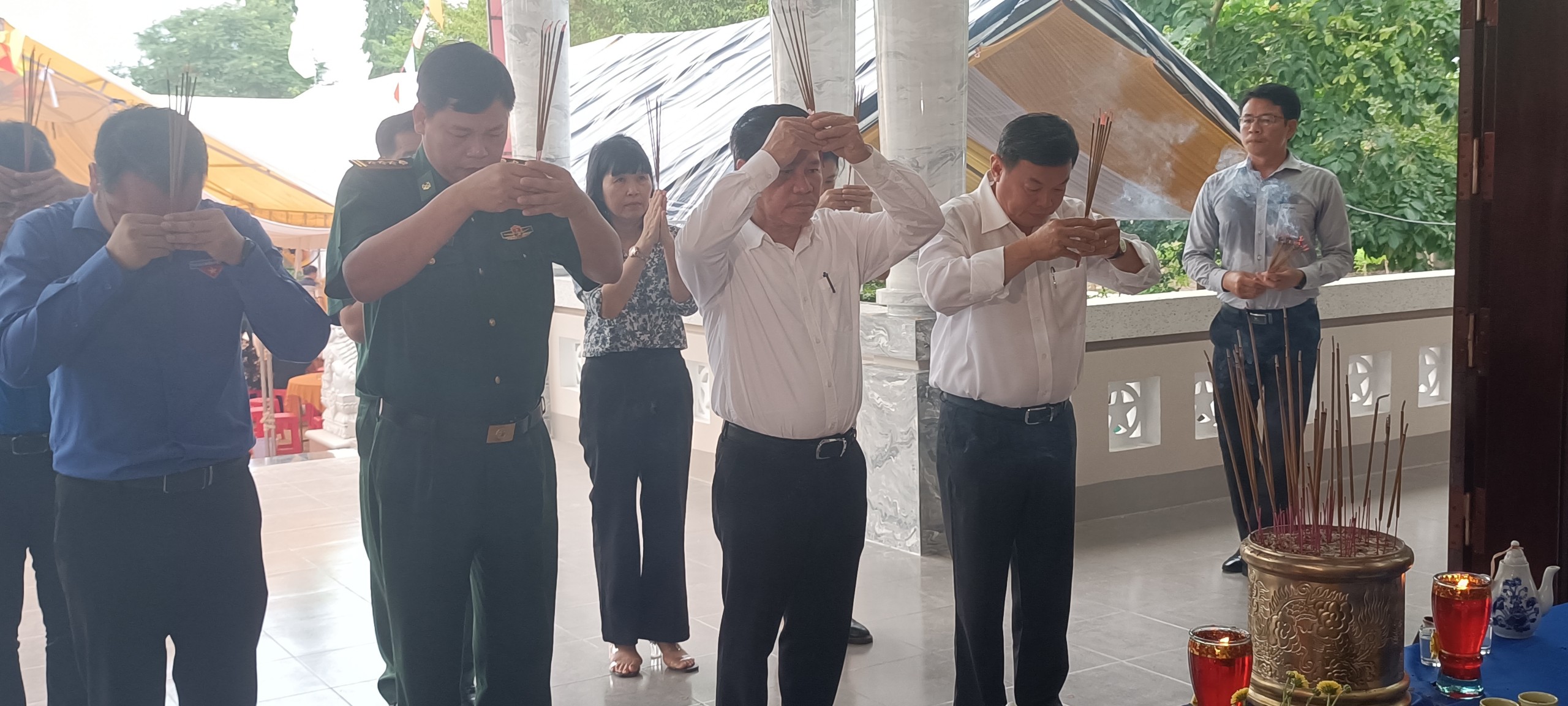 Ông Nguyễn Văn Xinh, Ủy viên Thường vụ Tỉnh ủy, Trưởng Ban Tuyên giáo Tỉnh ủy, dâng hương tại Đền thờ Liệt sĩ xã Tam Phước (huyện Long Điền). Ảnh: NGỌC MINH