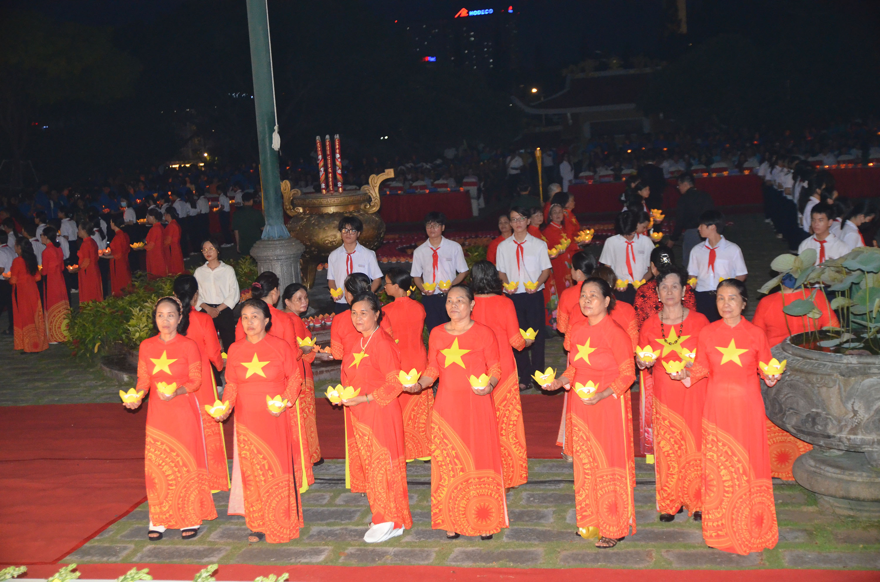 Rất đông người dân tham dự Lễ truy niệm và thắp nến hoa đăng tri ân các anh hùng liệt sĩ.