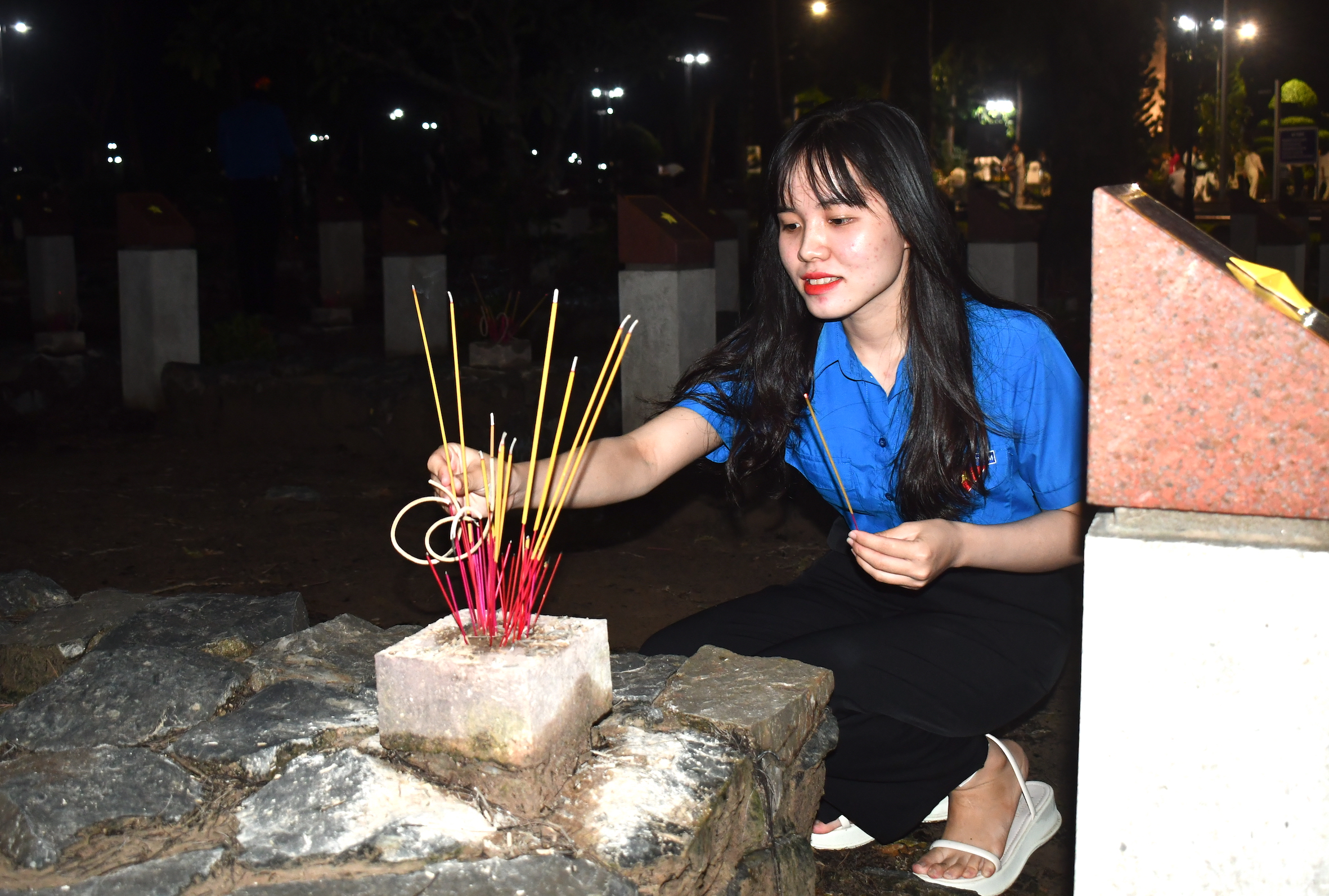 ĐVTN dâng hương các phần mộ liệt sĩ tại Nghĩa trang Hàng Dương.