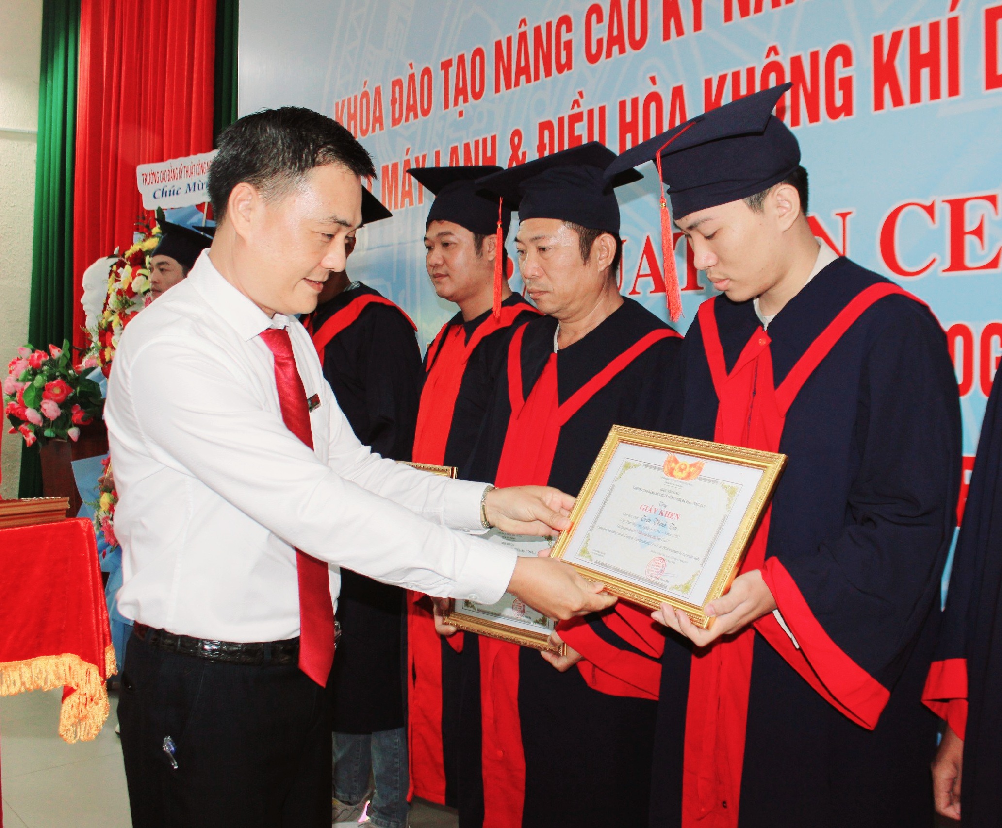 Ông Ngô Xuân Khoát, Phó Hiệu trưởng Trường CĐ Kỹ thuật Công nghệ Bà Rịa - Vũng Tàu khen thưởng học viên có thành tích xuất sắc trong khóa đào tạo.