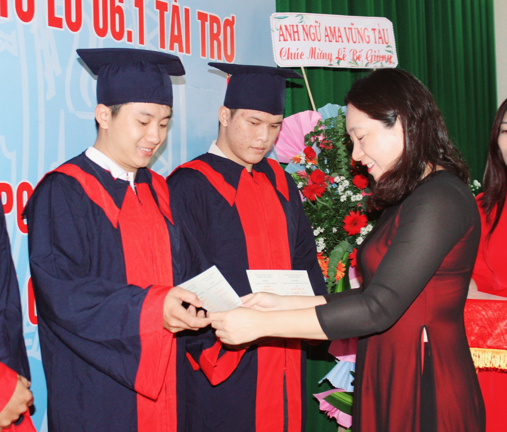 Bà Trương Huỳnh Như, Hiệu trưởng nhà trường trao Chứng chỉ đào tạo cho học viên tốt nghiệp.