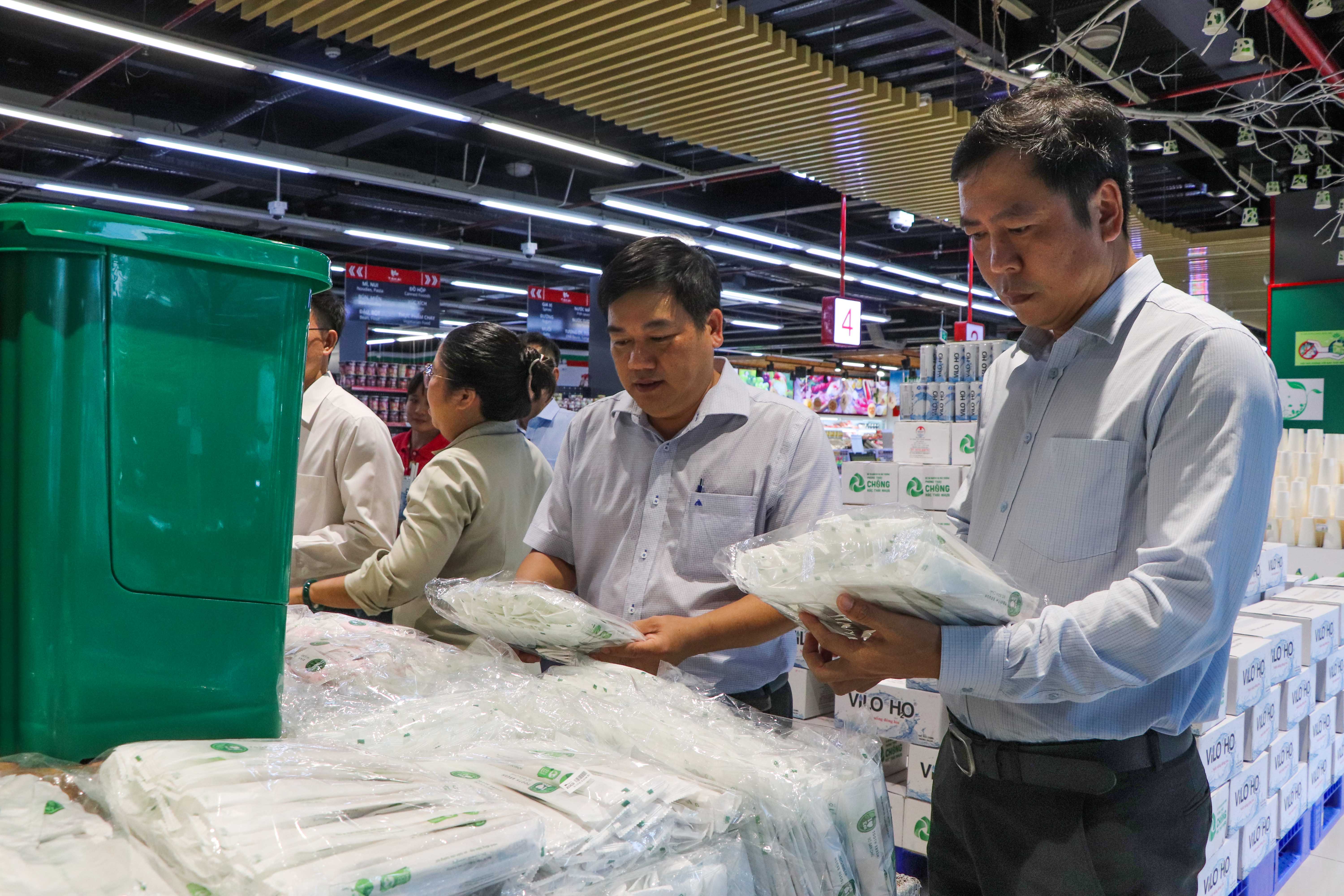 Ông Trần Thanh Huyền (thứ hai từ phải vào), Phó Chủ tịch UBND huyện Côn Đảo tham quan điểm bày bán các sản phẩm thân thiện với môi trường tại Siêu thị Takai.