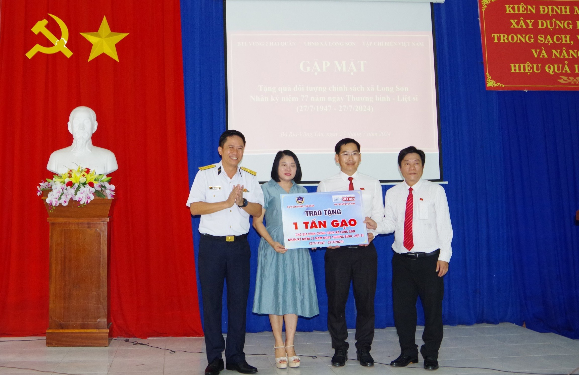 Vùng 2 Hải quân và đơn vị phối hợp tặng 1 tấn gạo cho các gia đình chính sách, người có công trên địa bàn xã Long Sơn nhân dịp kỷ niệm Ngày Thương binh, liệt sĩ, 27/7
