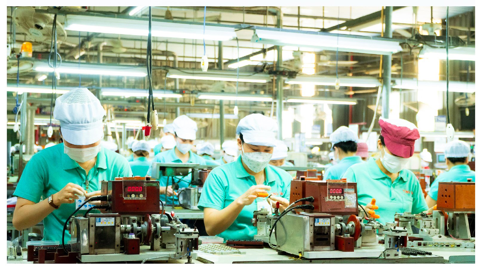 Công nhân Công ty TNHH Tùng Sơn (xã Xuân Sơn) lắp ráp linh kiện điện tử. Ảnh: ĐINH HÙNG