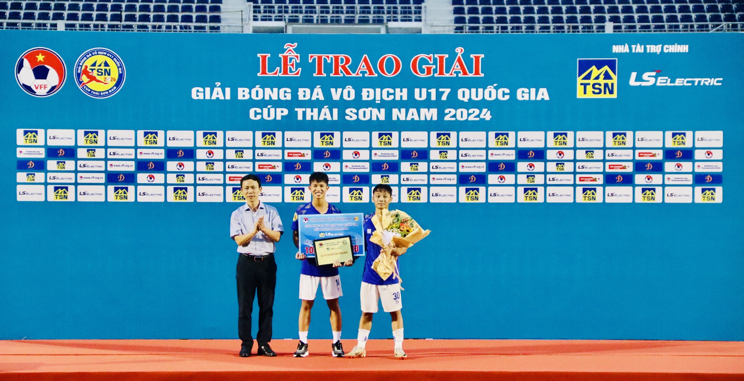 BTC trao giải phụ cho các cầu thủ.