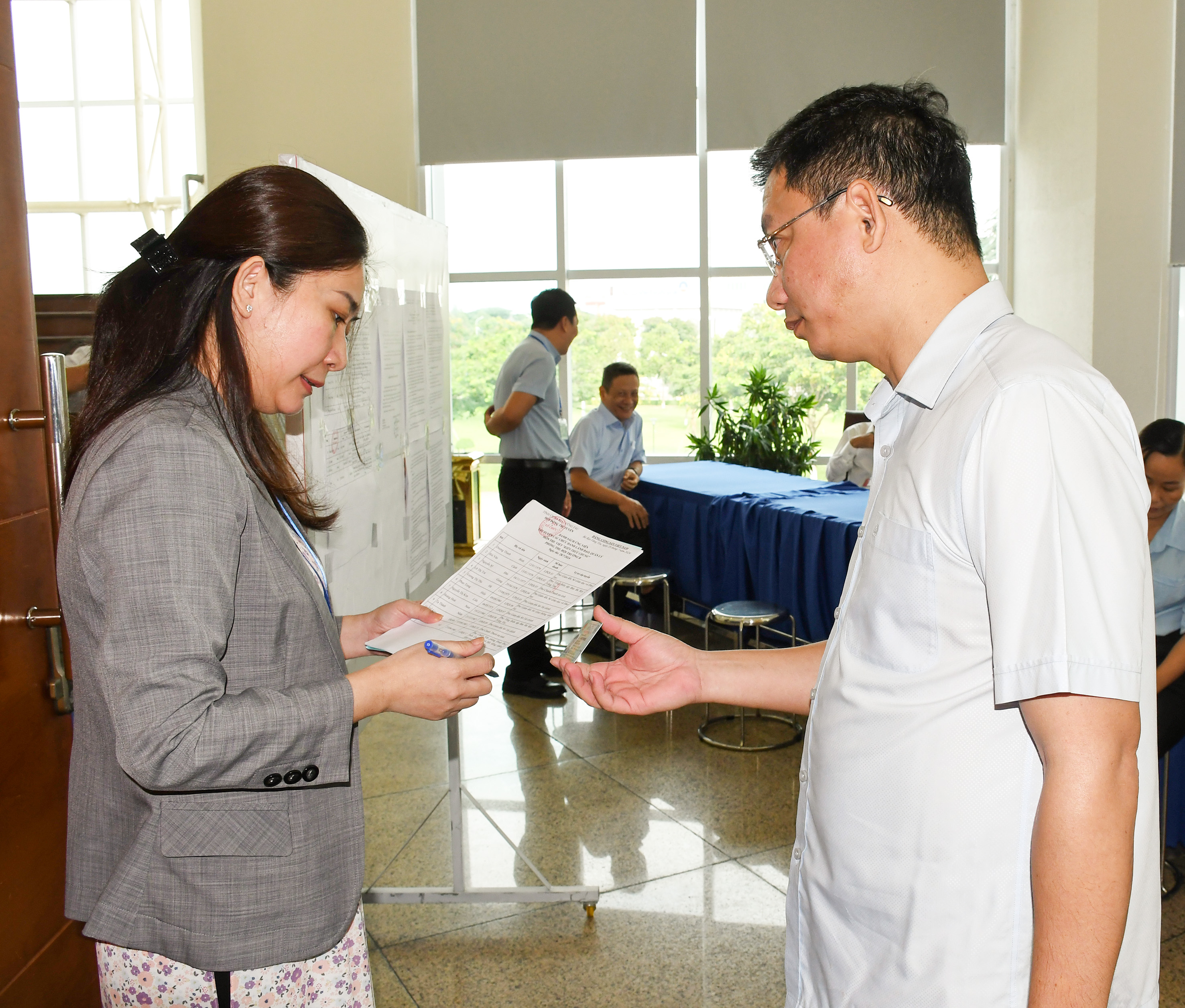 Các ứng viên làm thủ tục trước khi vào dự thi phần kiến thức chung.