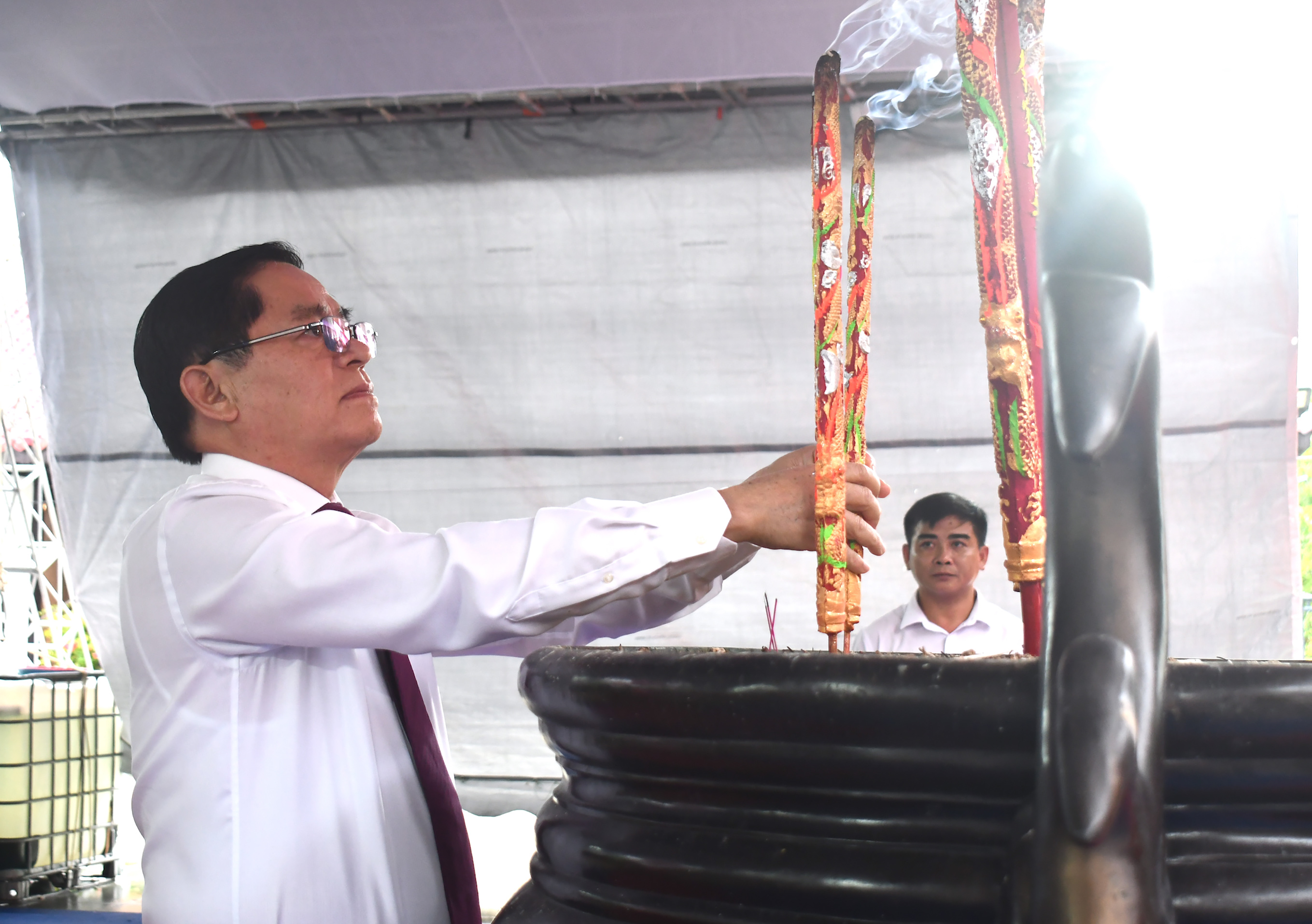  Bí thư Tỉnh ủy Phạm Viết Thanh dâng hương khai lễ.