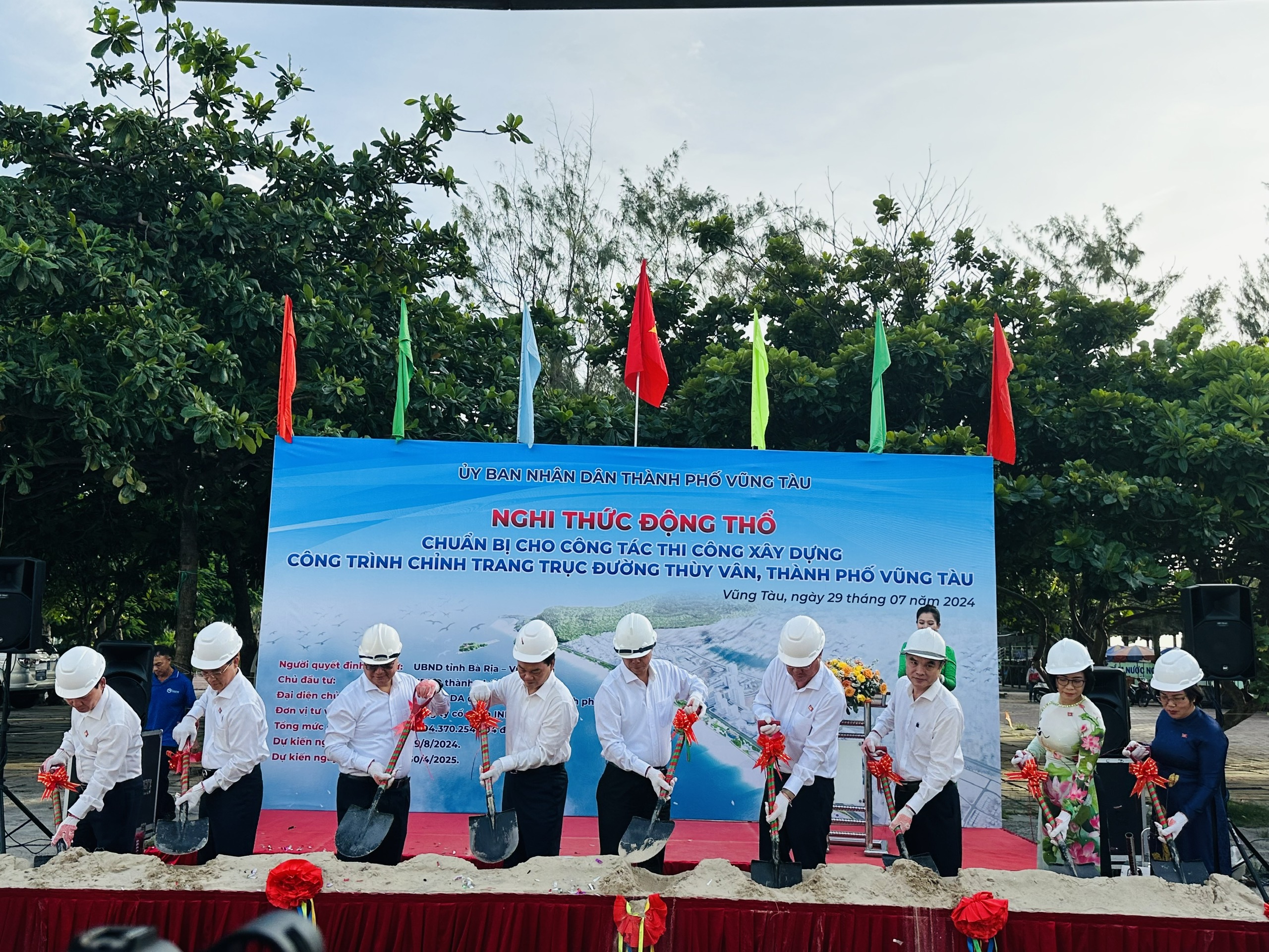 Các đại biểu thực hiện nghi thức động thổ.