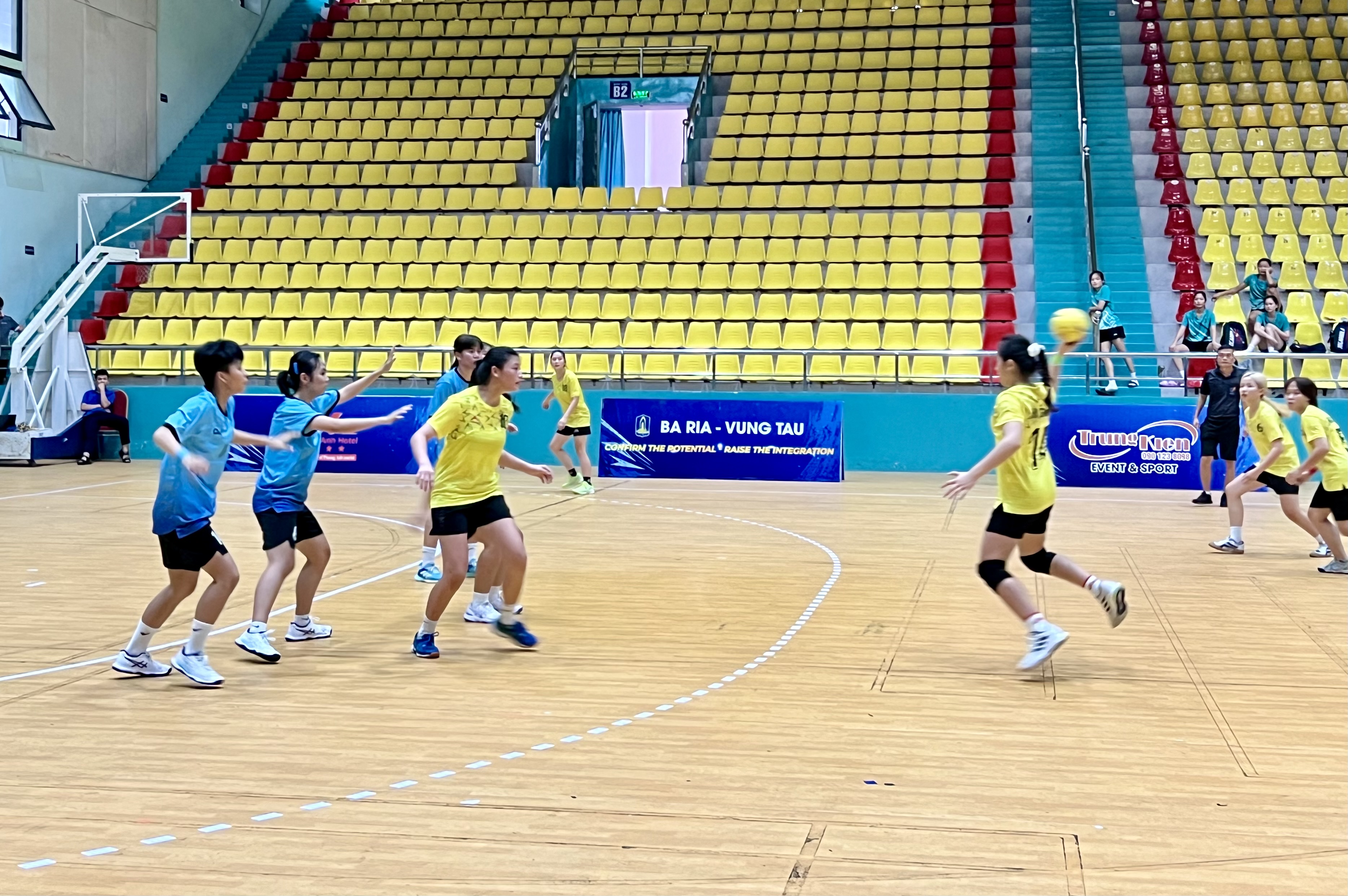 Các đội thi đấu tại giải.