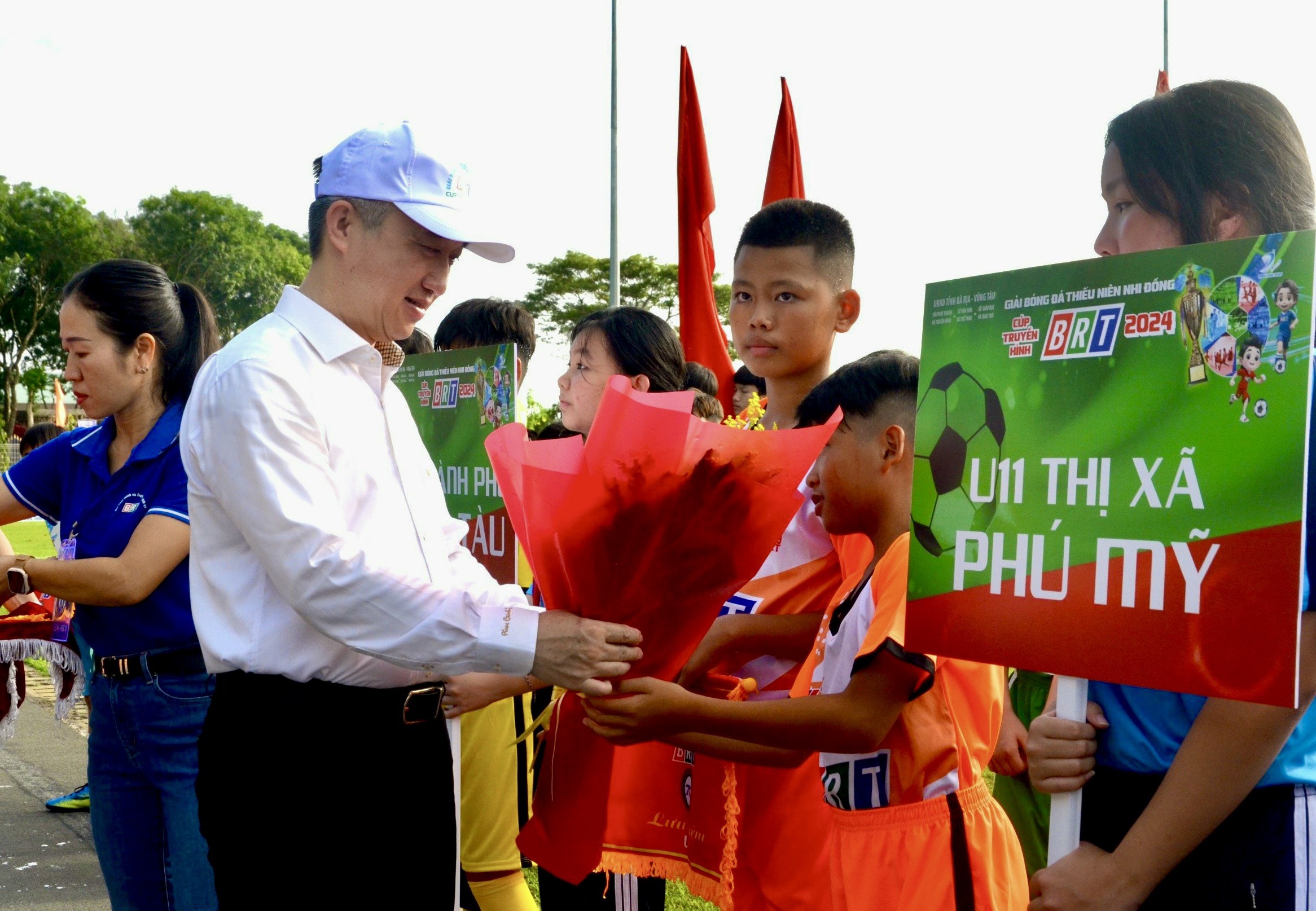 Ông Đặng Minh Thông, Phó Chủ tịch UBND tỉnh dự lễ và tặng hoa cho các đội bóng tham dự giải.
