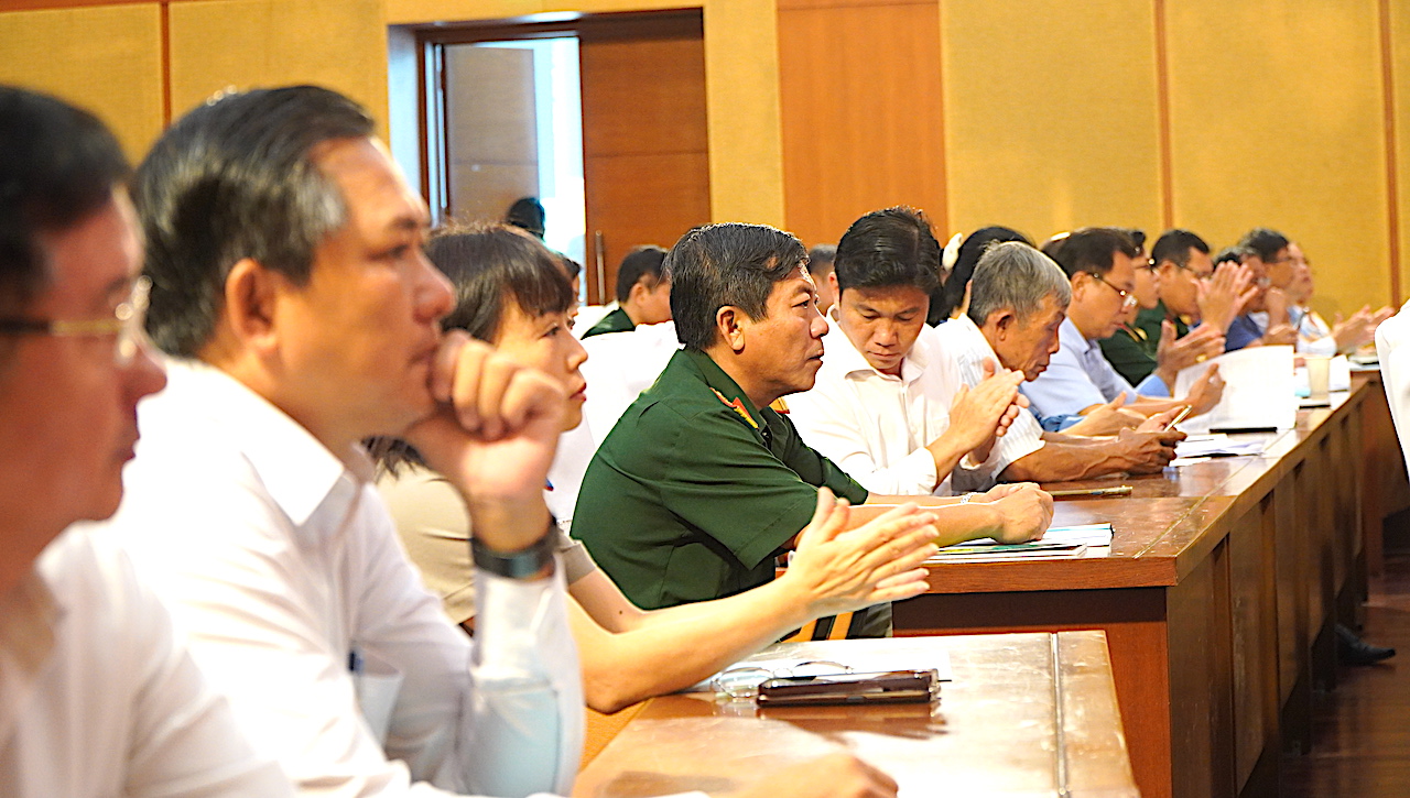 Các đại biểu tham dự Hội nghị triển khai, phổ biến các luật mới được Quốc hội thông qua tại Trung tâm hội nghị tỉnh.