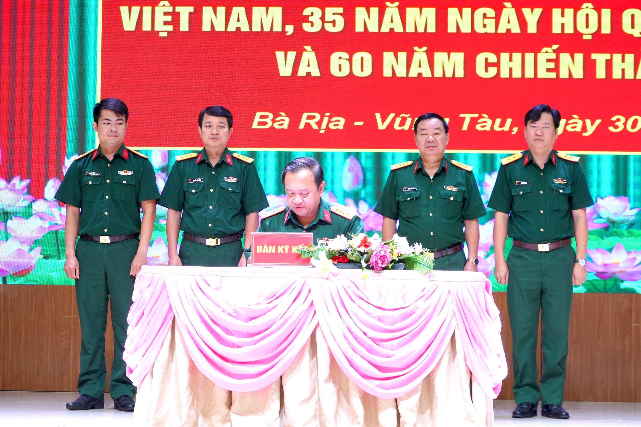 Các phòng ban thuộc trực thuộc Bộ CHQS tỉnh ký kết giao ước thi đua.