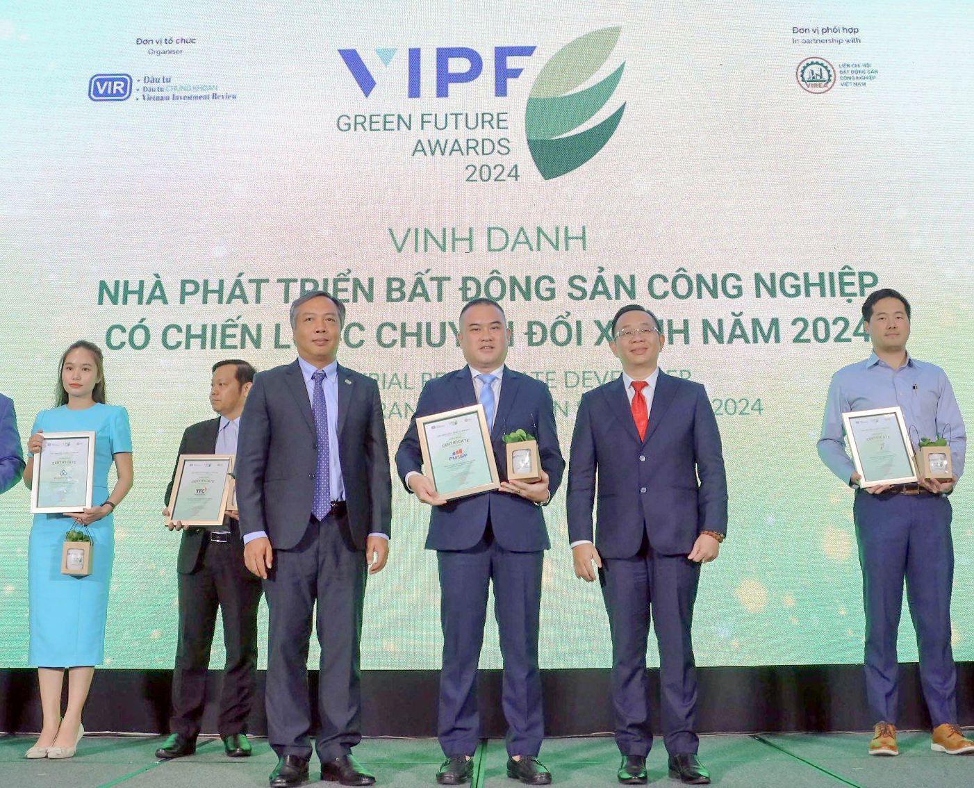 Ông Tạ Quốc Bảo, Phó Chủ tịch Công ty Thanh Bình Phú Mỹ nhận Giấy chứng nhận 