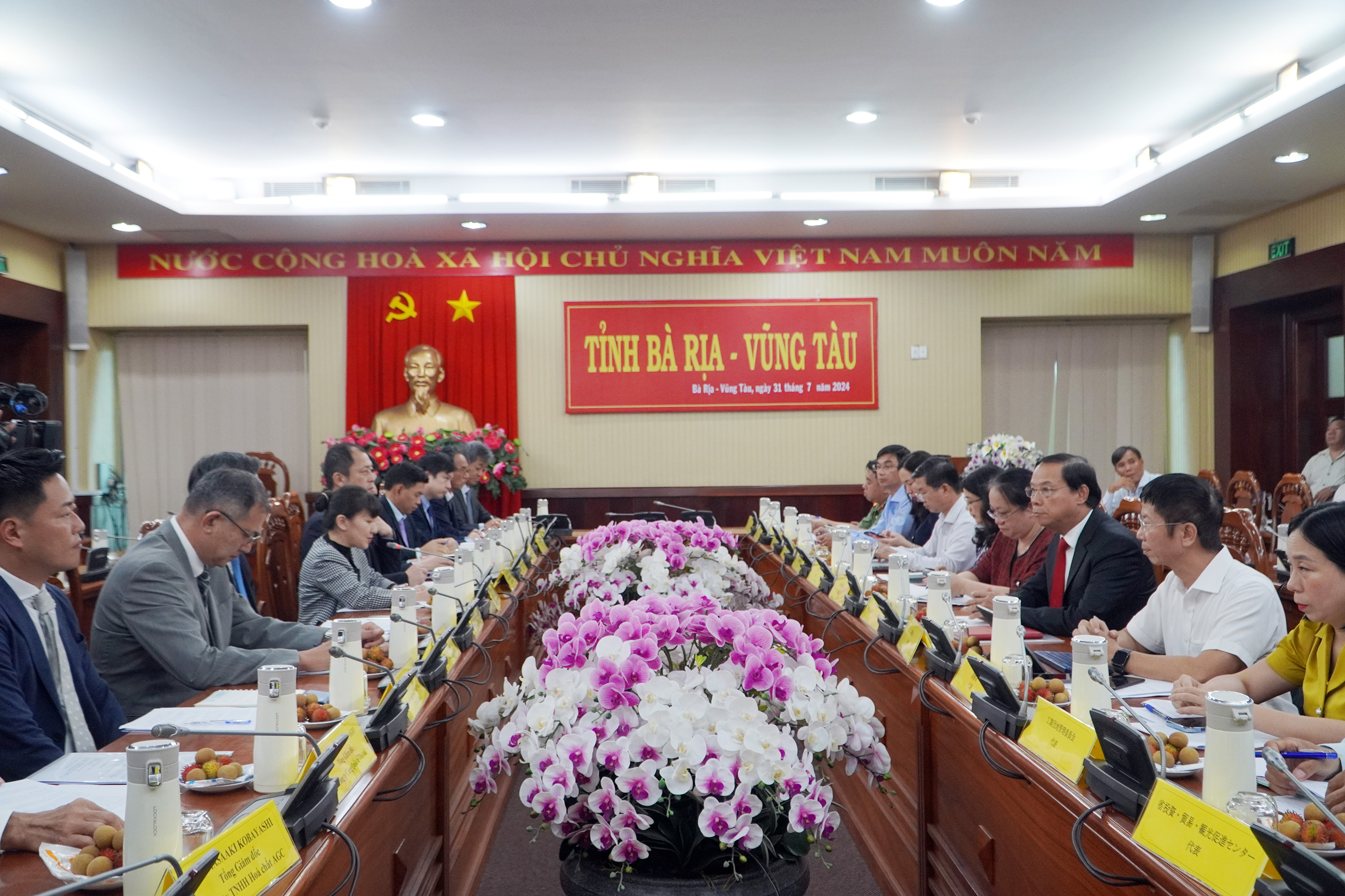 Quang cảnh buổi làm việc.