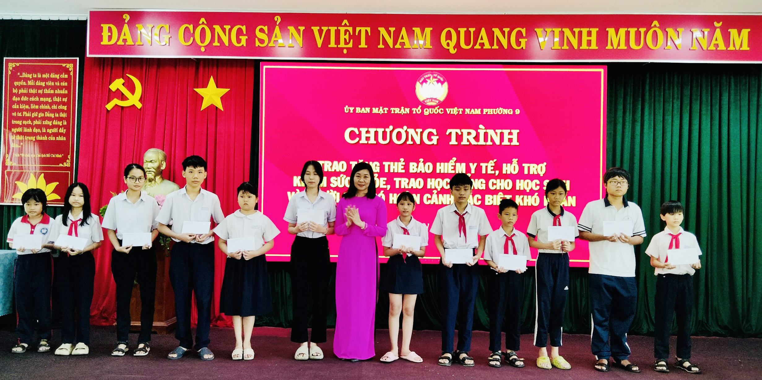 Bà Nguyễn Thị Hương, Phó Chủ tịch UBMTTQ Việt Nam phường 9, trao học bổng tới các em HS. Ảnh: DIỄM QUỲNH