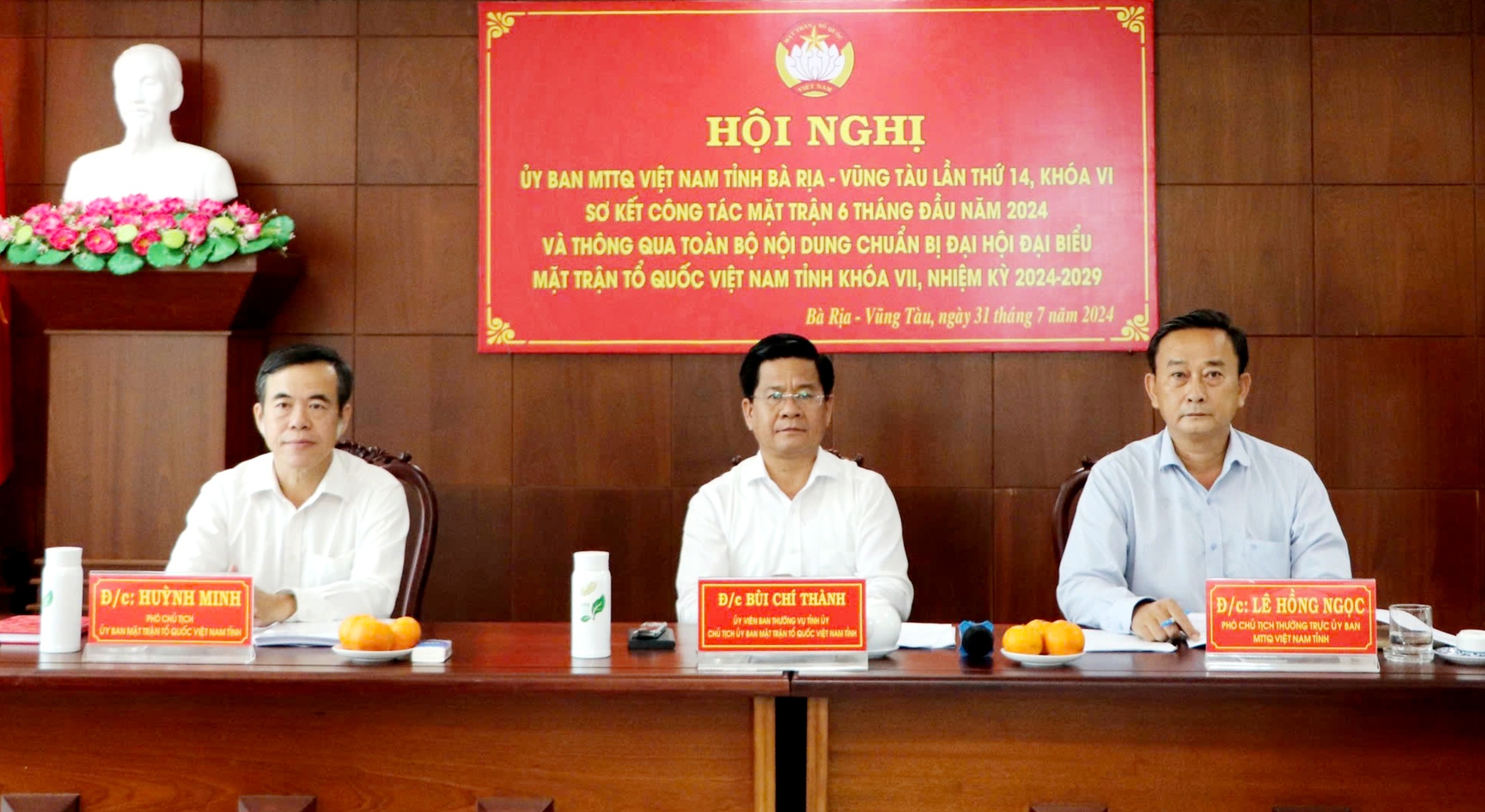 Chủ tịch UBMTTQ Việt Nam tỉnh Bùi Chí Thành và 2 Phó Chủ tịch UBMTTQ Việt Nam tỉnh: Lê Hồng Ngọc và Huỳnh Minh, đồng chủ trì hội nghị.