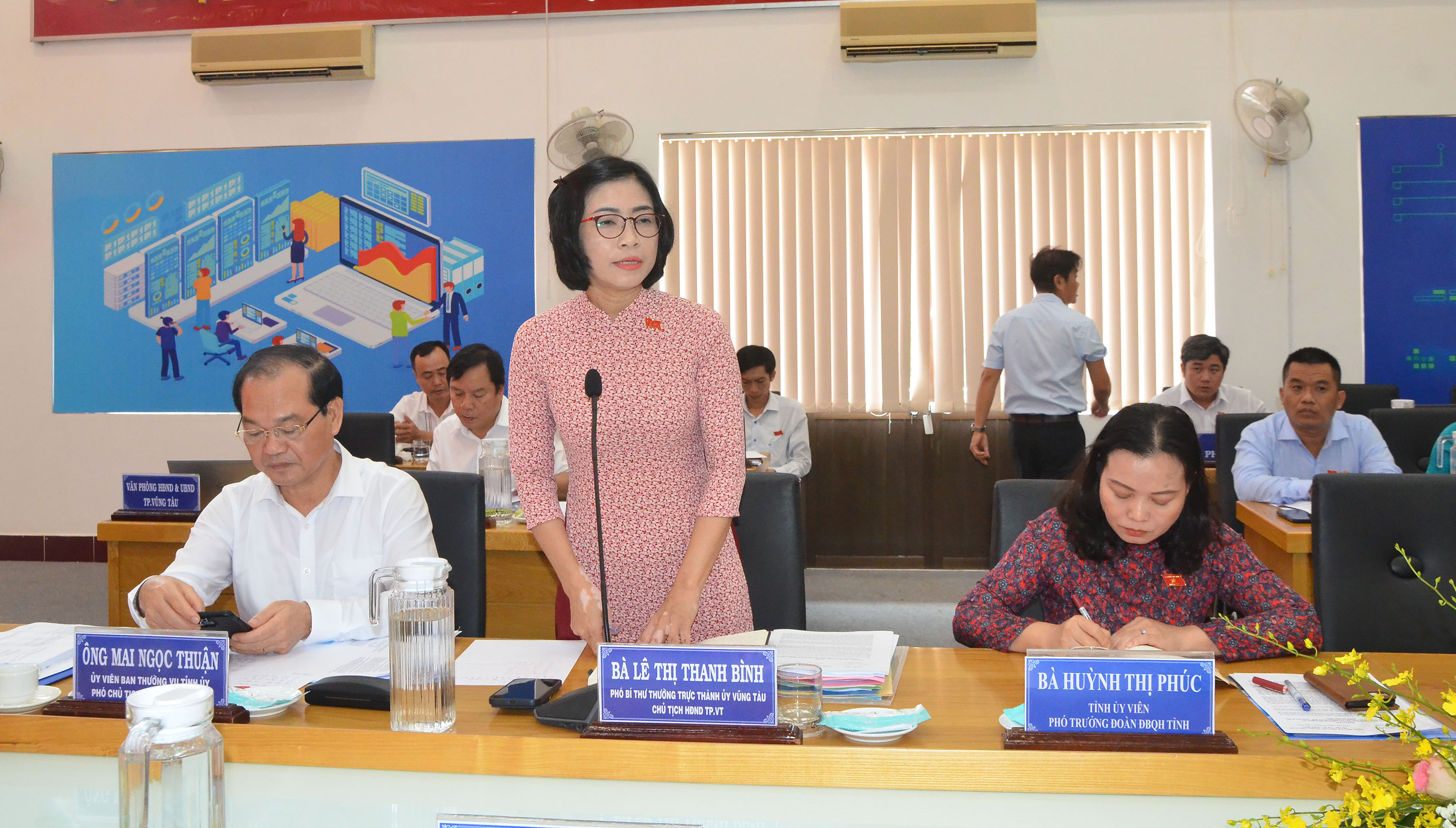 Bà Lê Thị Thanh Bình, Phó Bí thư Thường trực Thành ủy, Chủ tịch HĐND TP.Vũng Tàu báo cáo tại buổi làm việc.