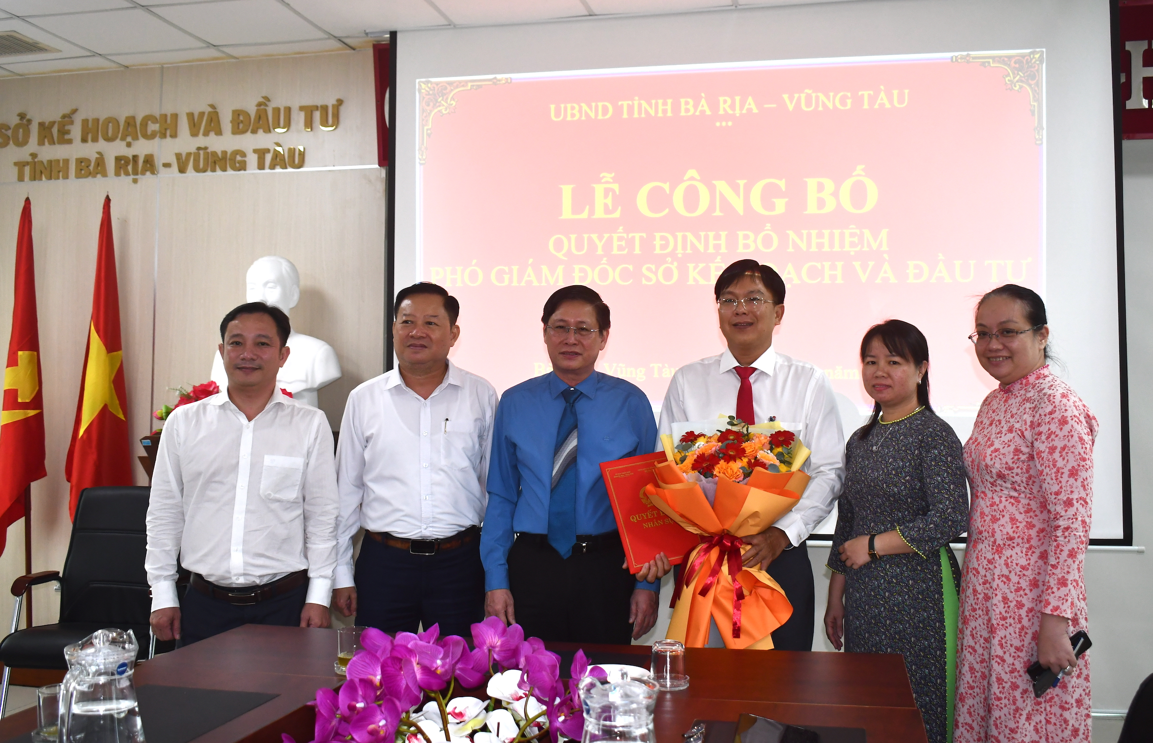 Cán bộ, công chức Sở KH-ĐT chúc mừng ông Nguyễn Phúc Hoàng đến nhận công tác tại Sở KH-ĐT trên cương vị Phó Giám đốc.