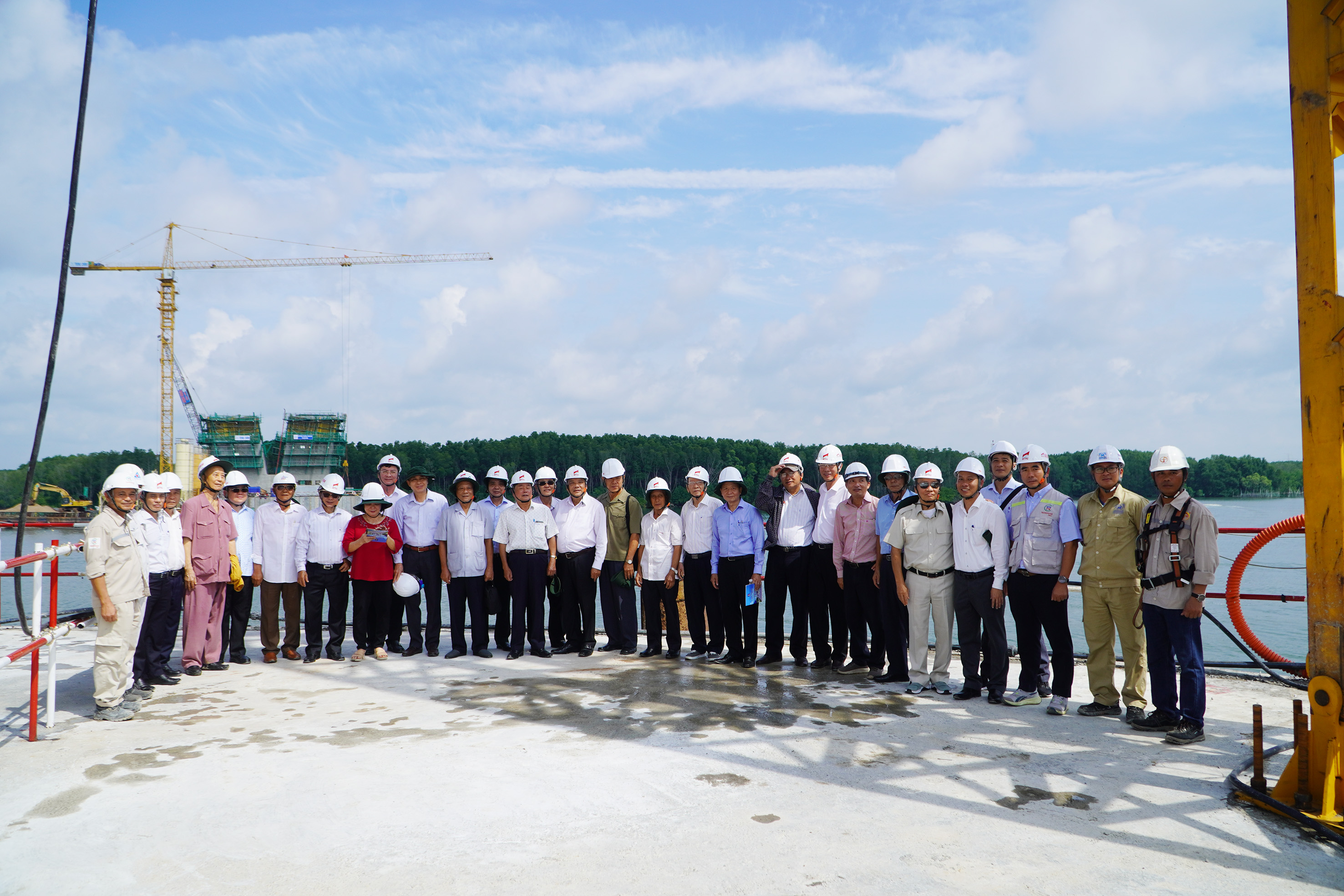 Lãnh đạo, nguyên lãnh đạo tỉnh chụp ảnh lưu niệm với chủ đầu tư và đơn vị thi công cầu Phước An.