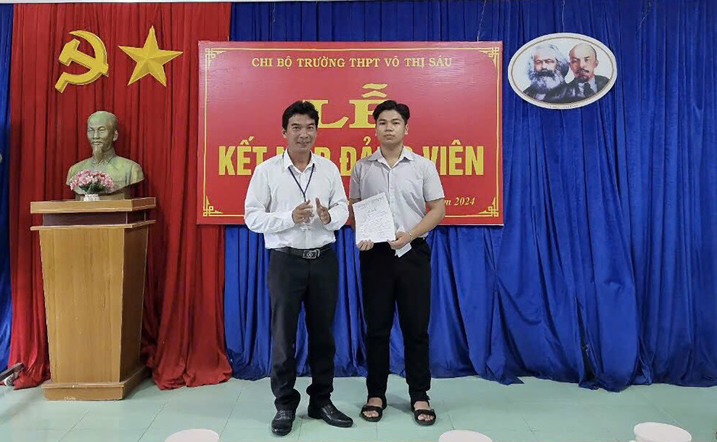 Bí thư Chi bộ, Phó Hiệu trưởng Trường THPT Võ Thị Sáu Lê Đình Tuyến trao quyết định kết nạp Đảng đến em Hồ Đức Nhật Hoàng (lớp 12B Trường THPT Võ Thị Sáu) vào ngày 16/4/2024.