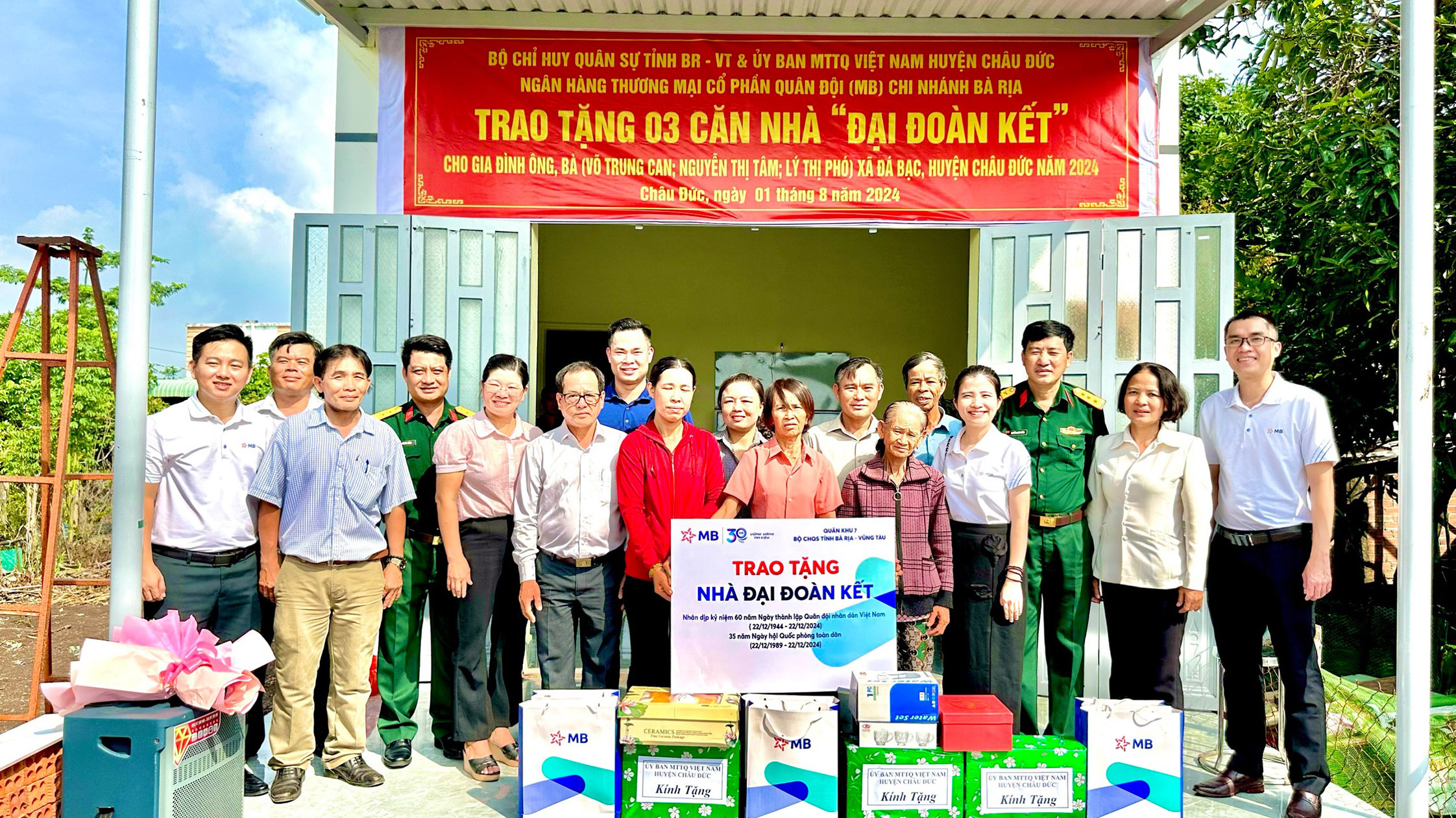 Các đơn vị trao nhà “Đại đoàn kết” cho các gia đình khó khăn tại xã Đá Bạc (huyện Châu Đức).