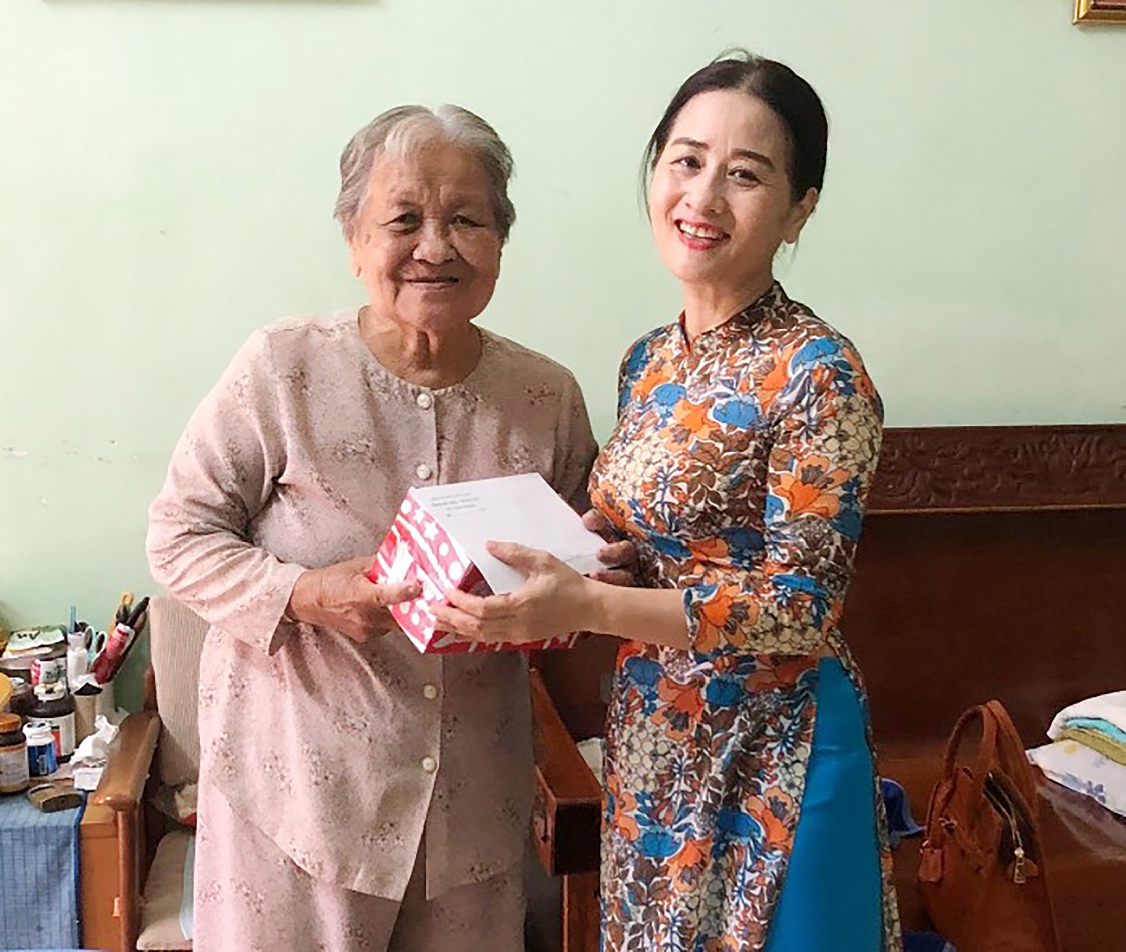 Bà Phạm Thu Hường, Phó Chủ tịch LĐLĐ tỉnh thăm, chúc thọ cụ Ngô Thị Sơn 80 tuổi là cán bộ công đoàn hưu trí tại TP.Vũng Tàu.