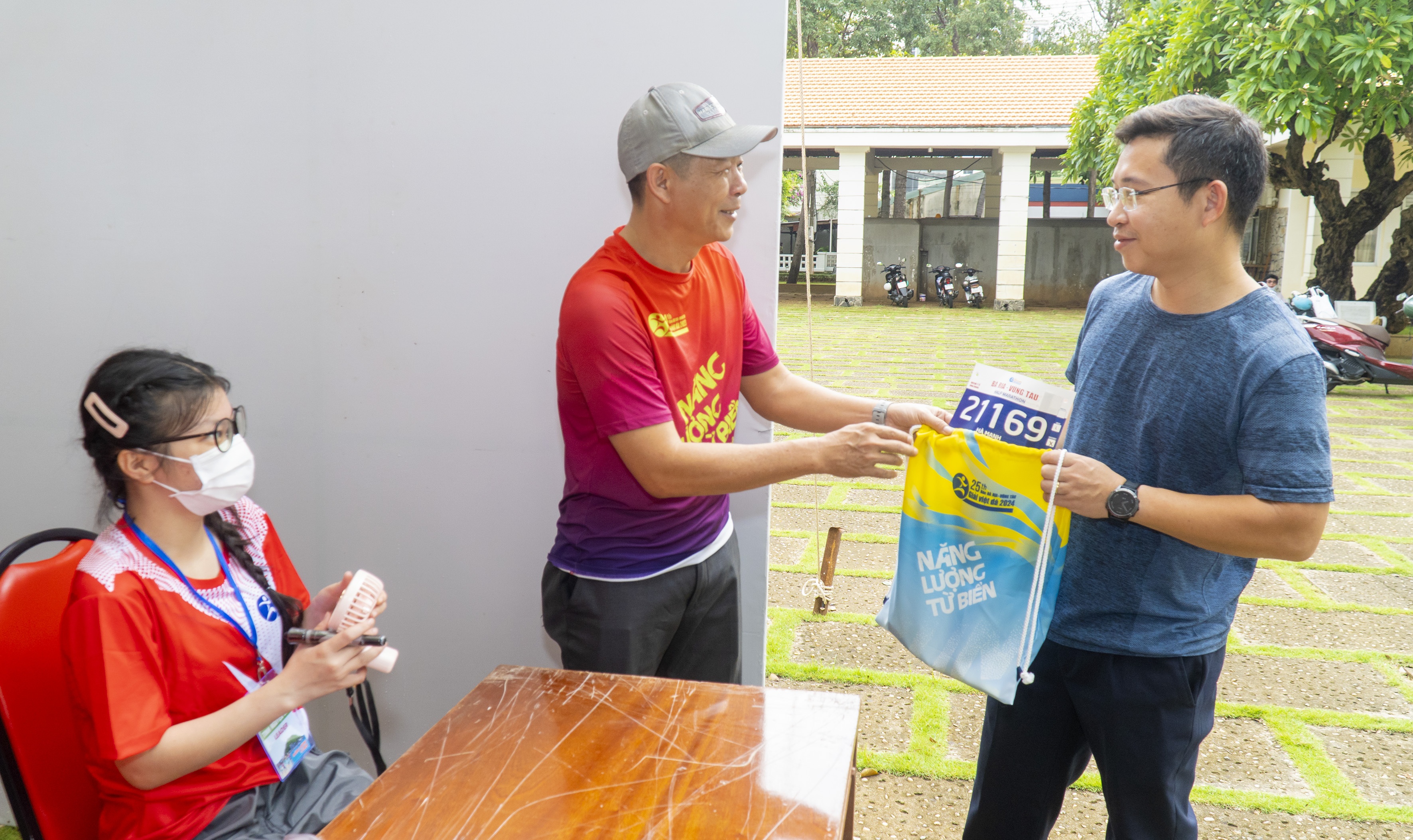 BTC trao bộ Race Kit cho VĐV Hà Văn Mạnh tham gia thi đấu ở cự ly 21km.