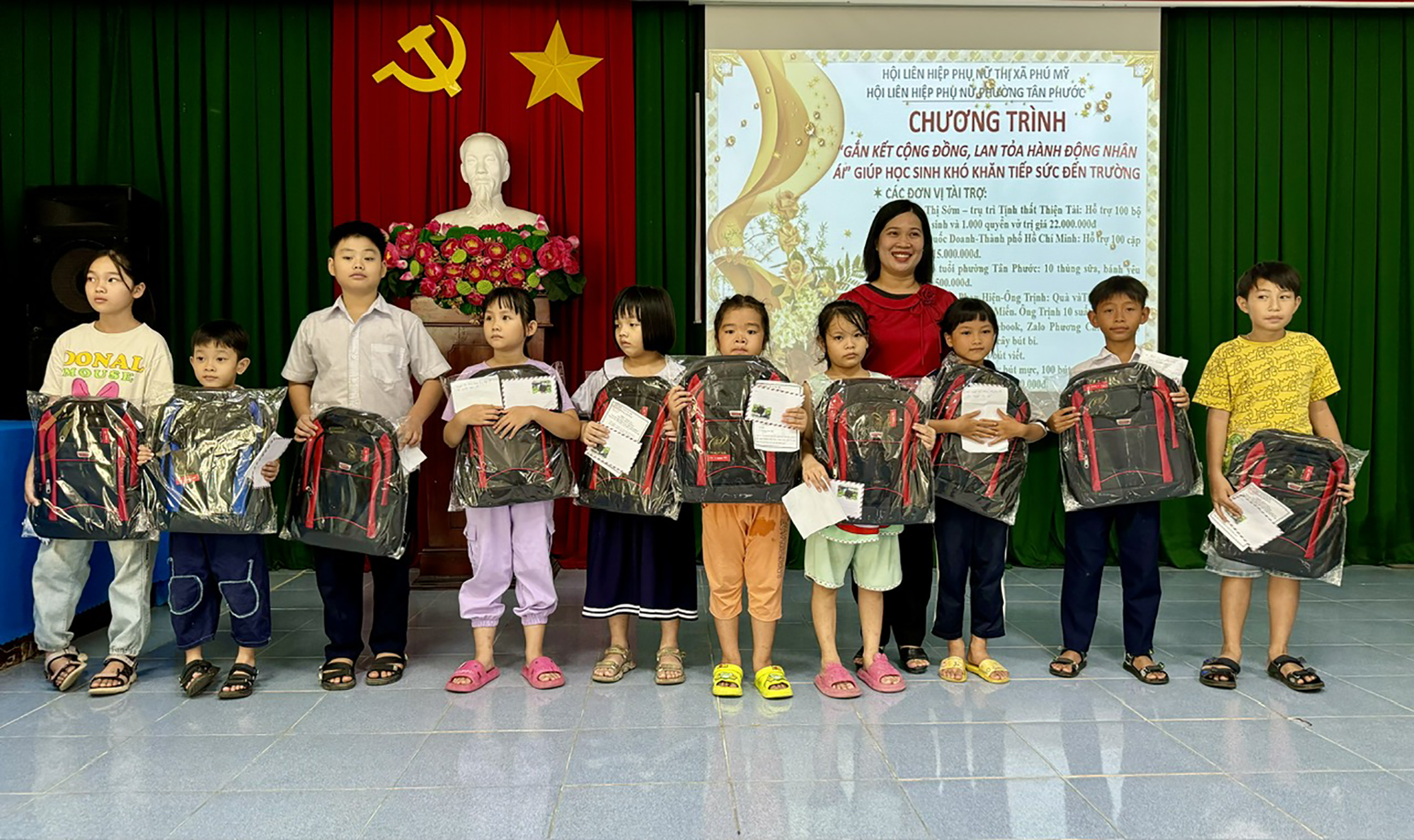 Hội LHPN phường Tân Phước (TX.Phú Mỹ) trao quà cho HS.