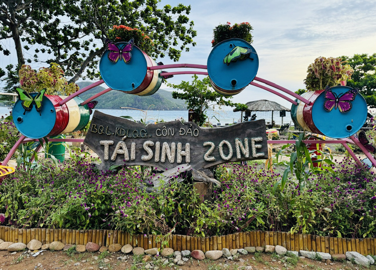 Bảng tên Tái Sinh Zone thiết kế từ những tấm gỗ nhặt từ rác thải đại dương.