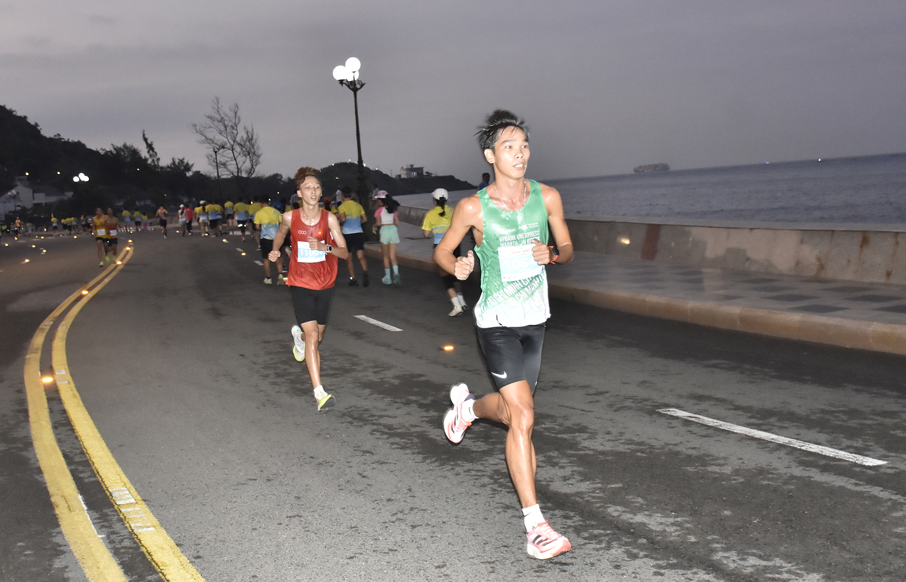 VĐV chạy nước rút về đích đường chạy 10km.